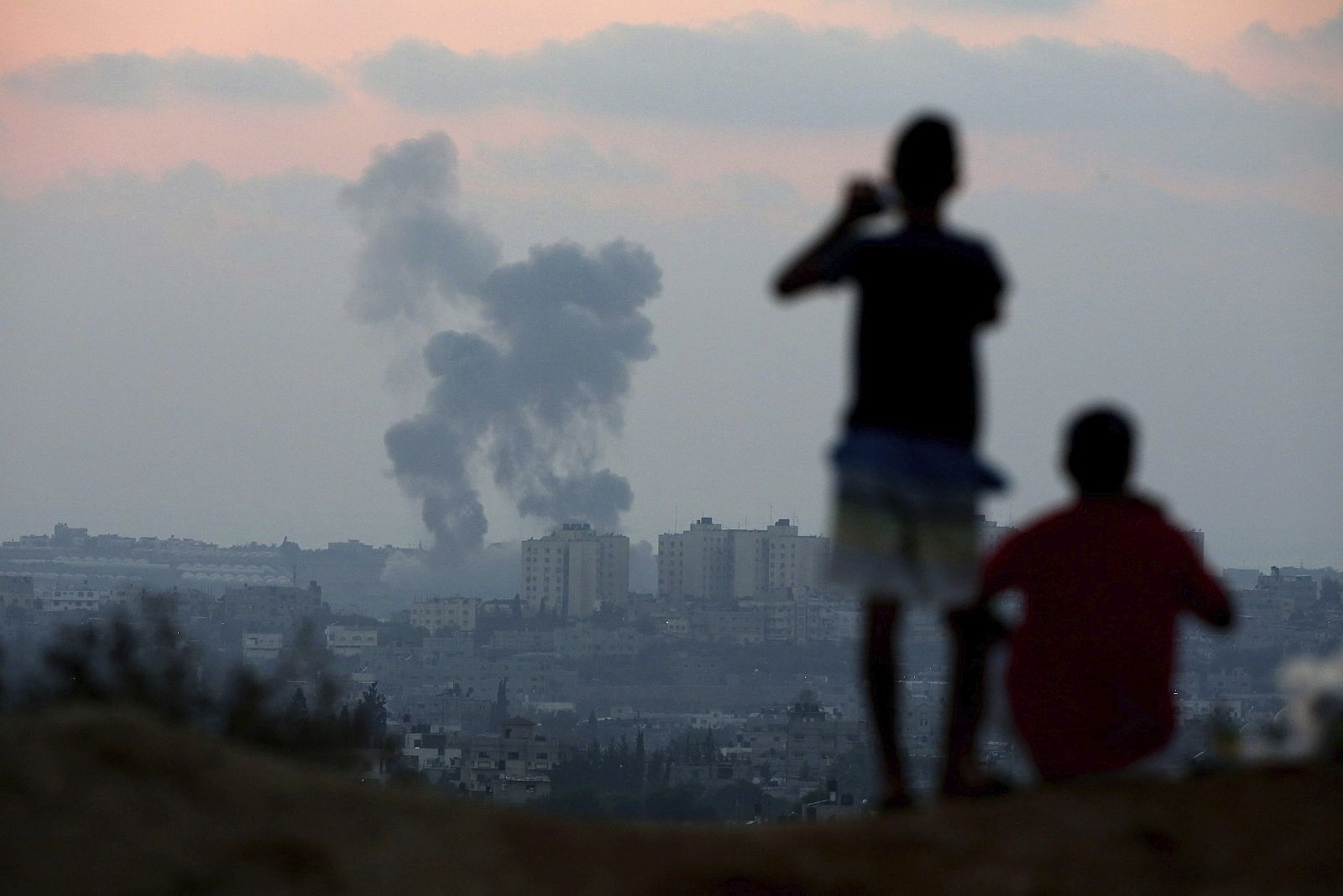 Vista de una columna de humo tras un ataque israelí en la Franja de Gaza.