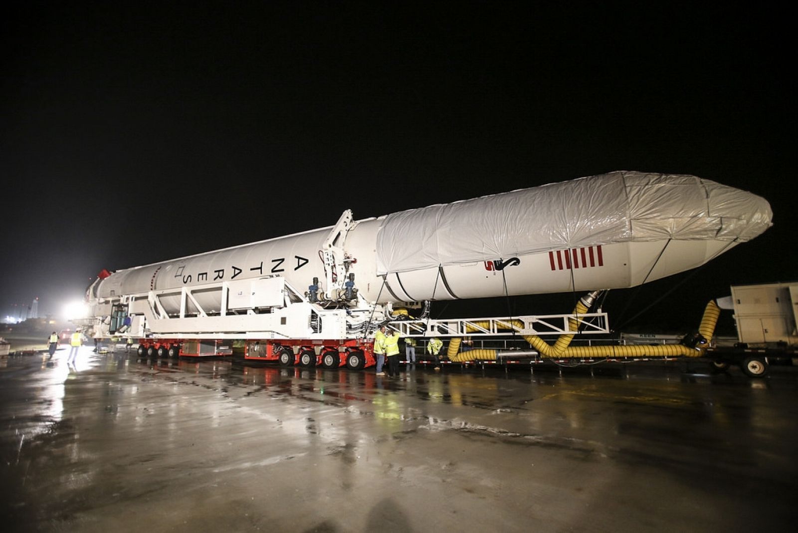 El lanzador de la Cygnus 2 durante su traslado a la plataforma de lanzamiento.