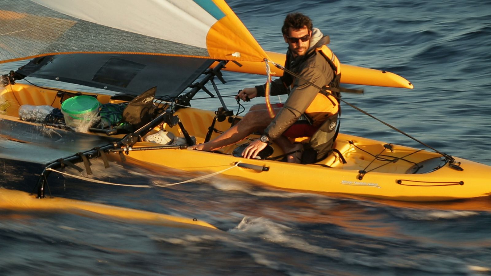 Quico Taronji a bordo del kayak trimarán 'El invencible'