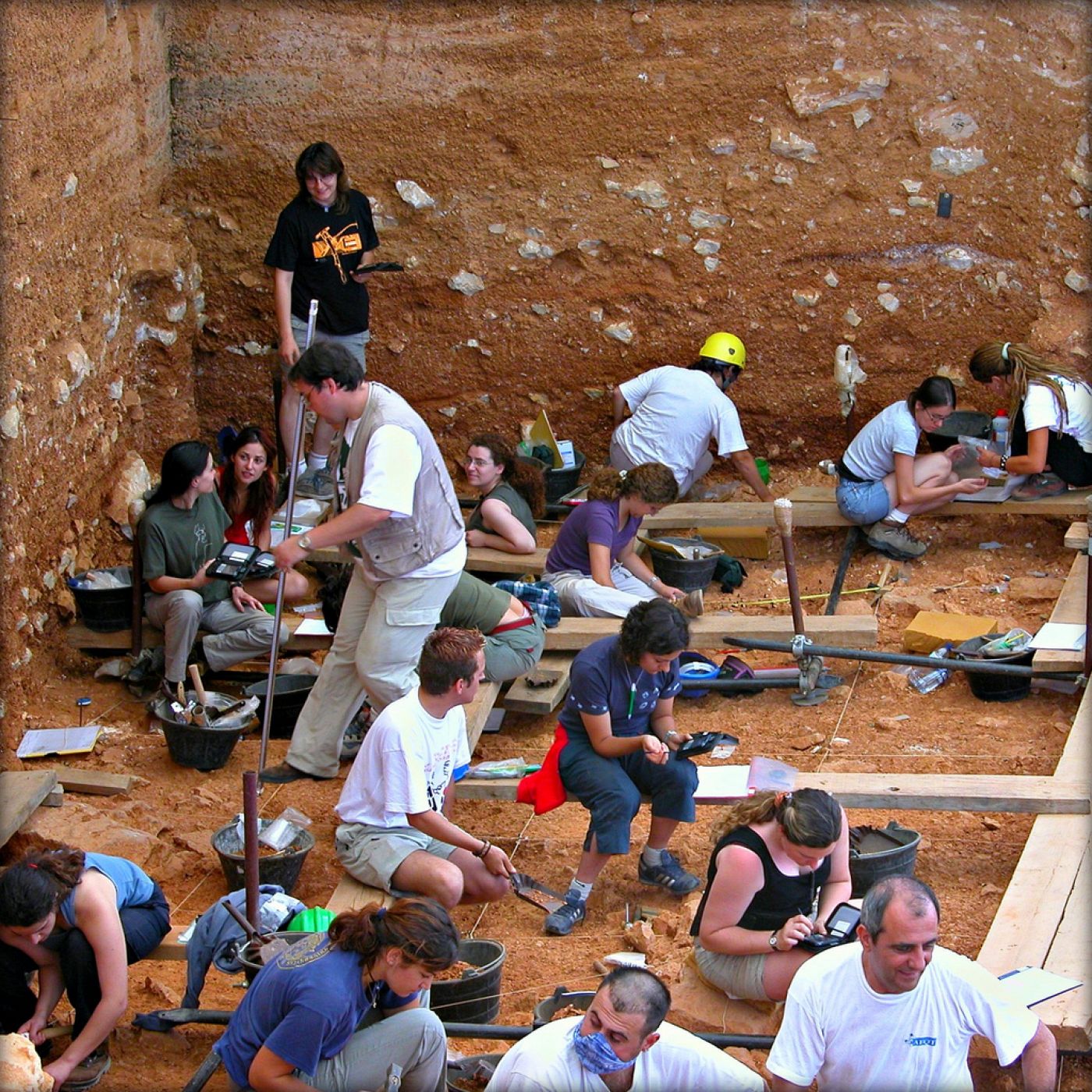 Imagen del una de las campañas de excavación de Atapuerca, buscando al Homo antecessor.