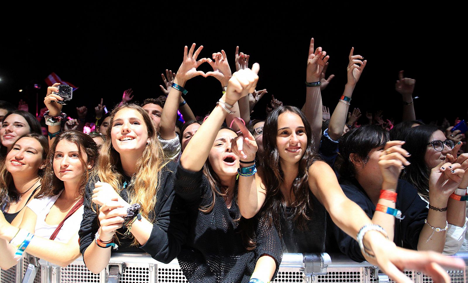El público anima durante el concierto del grupo norteamericano Foster The People en la segunda jornada del Festival rock BBK Live, en Bilbao.