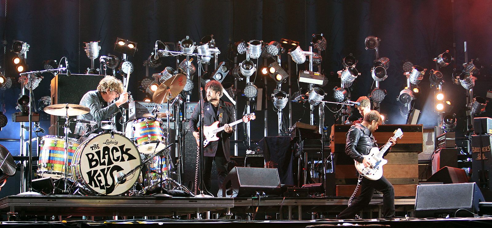 La banda de rock norteamericana The Black Keys durante su actuación en la última jornada del Festival rock BBK Live, en Bilbao