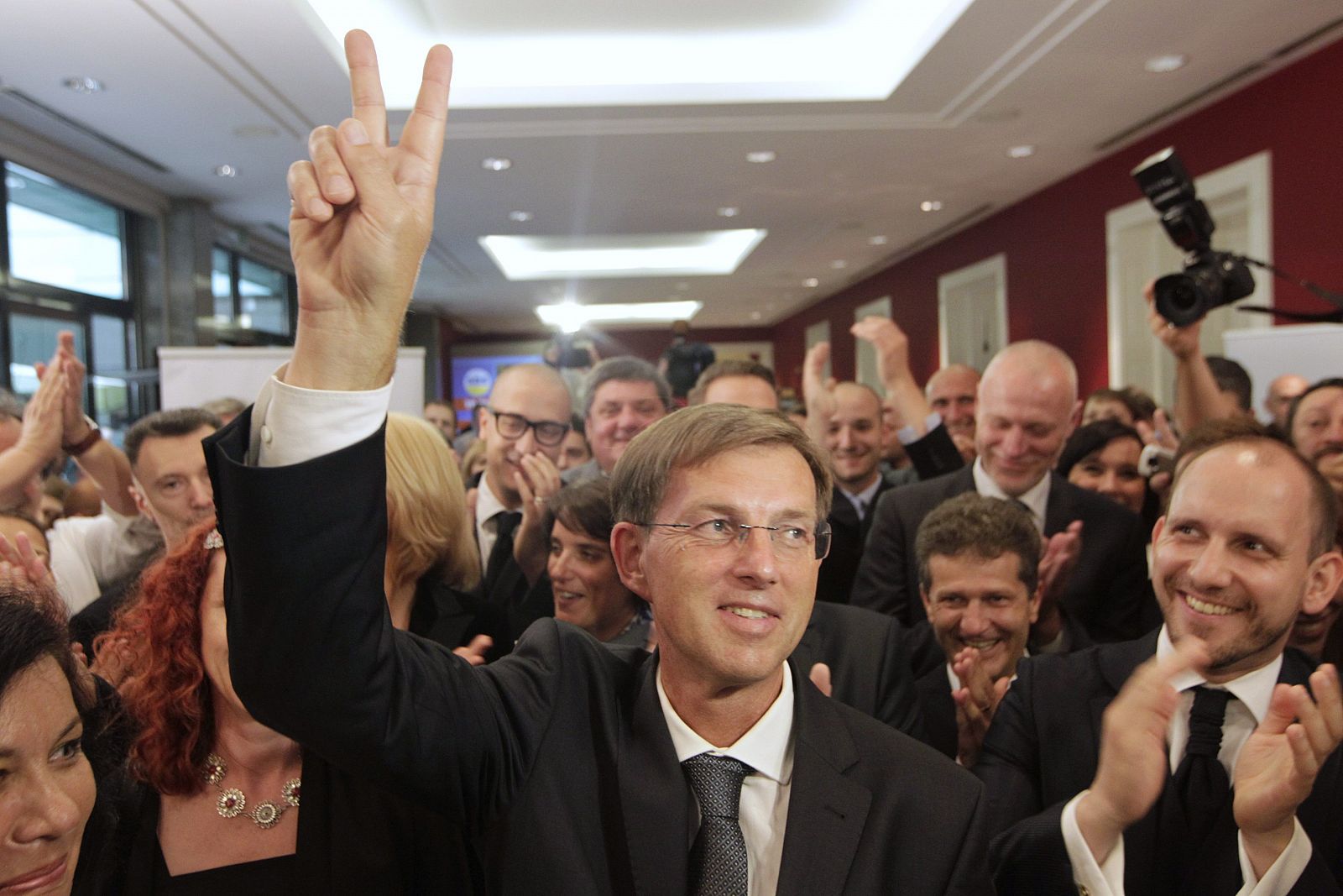 Miro Cerar, líder del SMC, celebra su victoria en las elecciones en Eslovenia