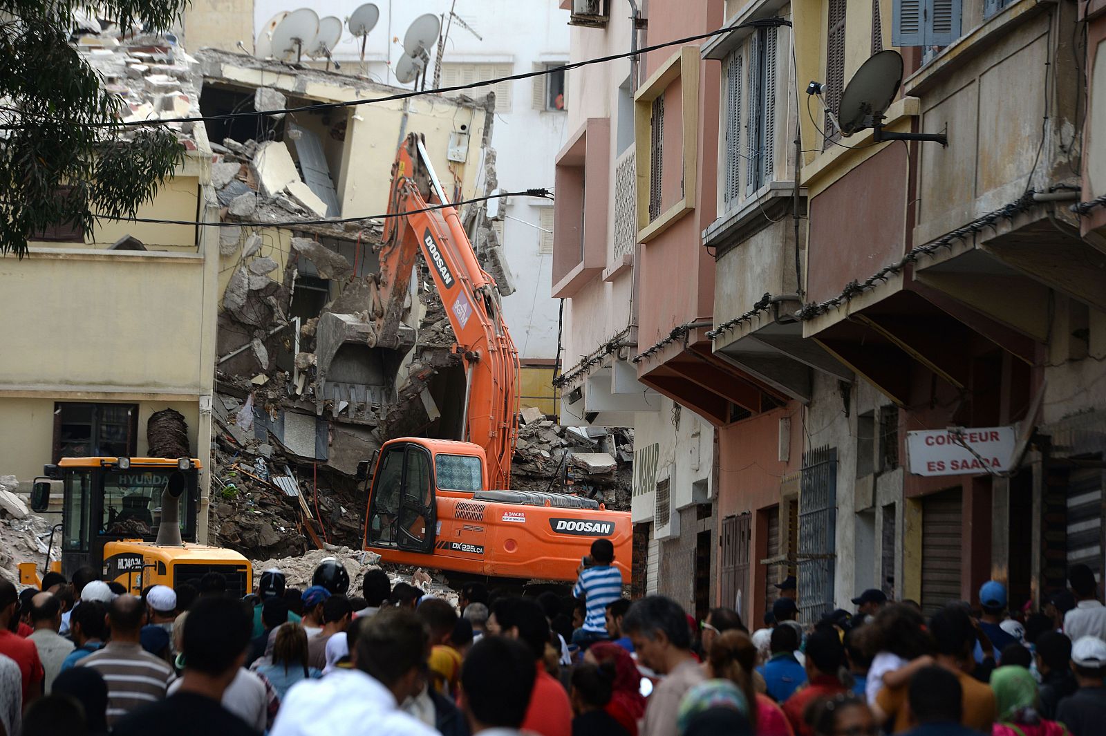 Miembros de los equipos de rescate inspecciónan el lugar donde se han derrumbado tres edificios de viviendas en Casablanca (Marruecos).