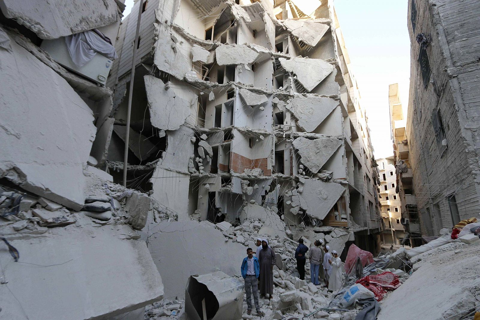 Destrozos causados por un bombardeo en Alepo (norte de Siria) este lunes.