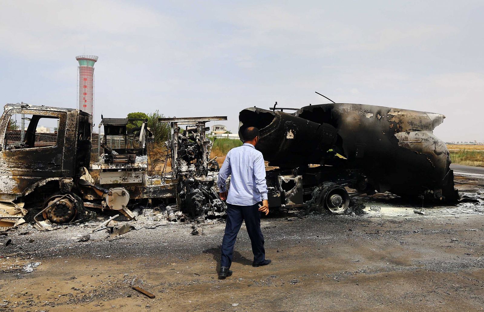 Los restos de un camión y un avión en el aeropuerto de la ciudad libia de Trípoli.