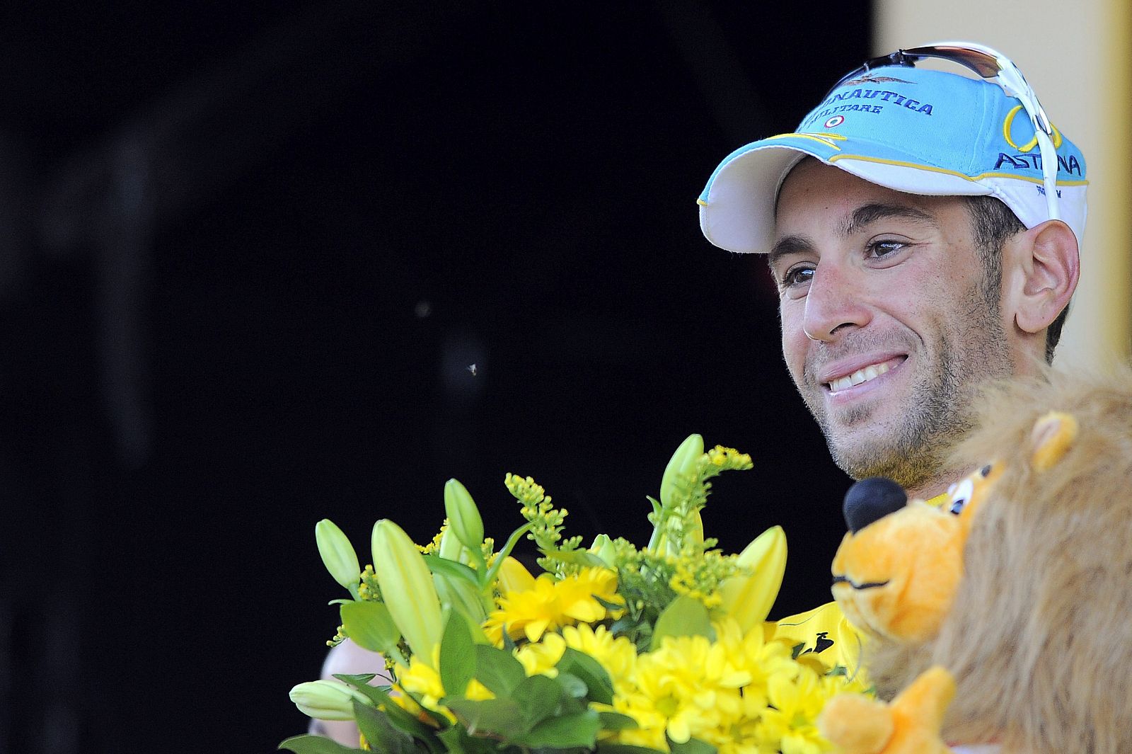 El ciclista italiano del Astana, Vincenzo Nibali, celebra en el podio la victoria conseguida en la décima etapa