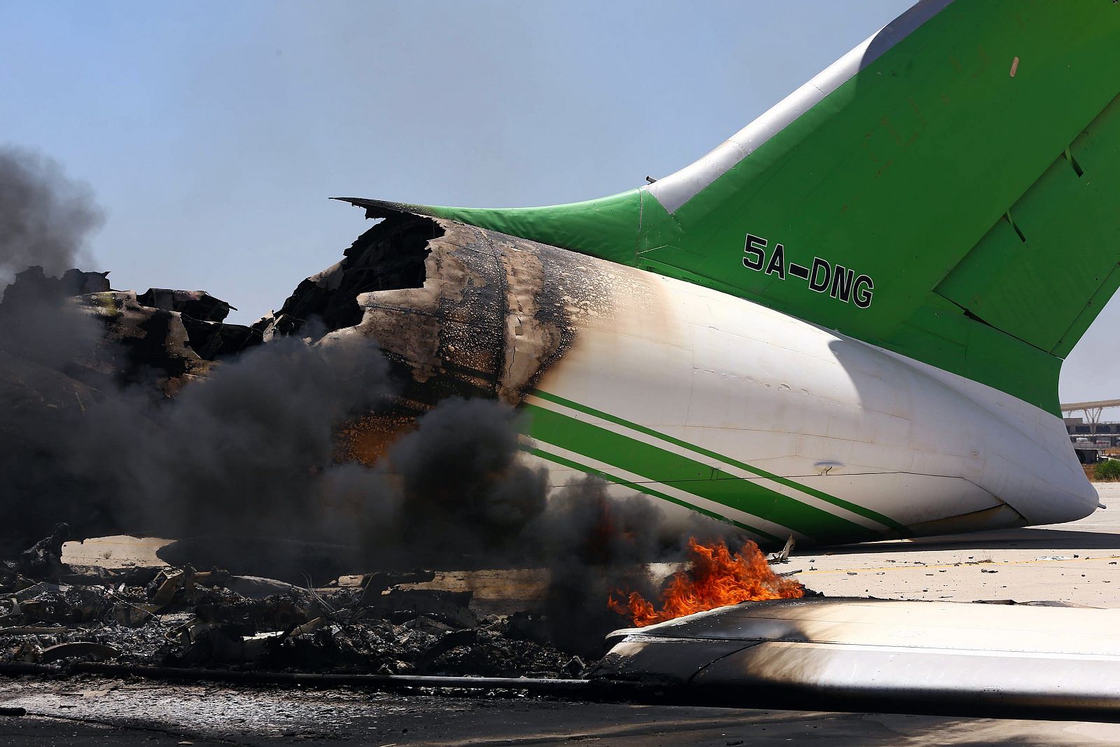 Parte del fuselaje de un avión destruido por los ataques de las milicias en el aeropuerto internacional de Trípoli (Libia).
