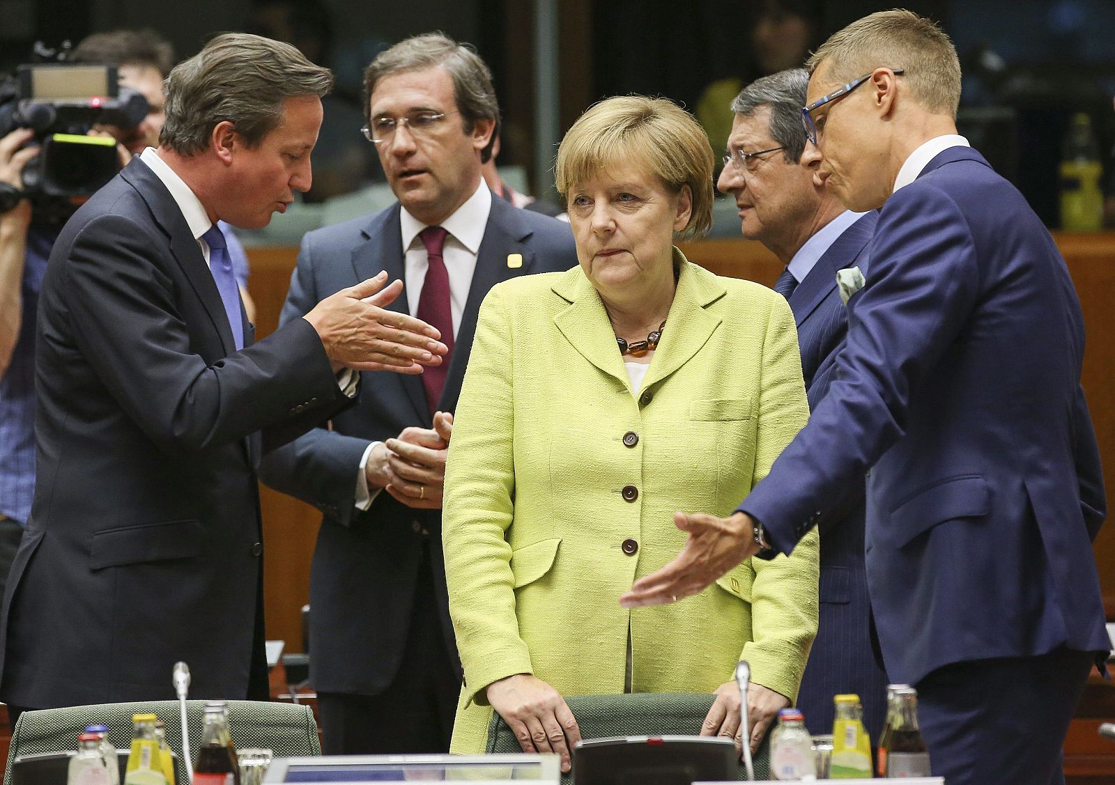 Merkel escucha al primer ministro finlandés, mientras Cameron debate con el primer ministro de Portugal y el presidente de Chipre