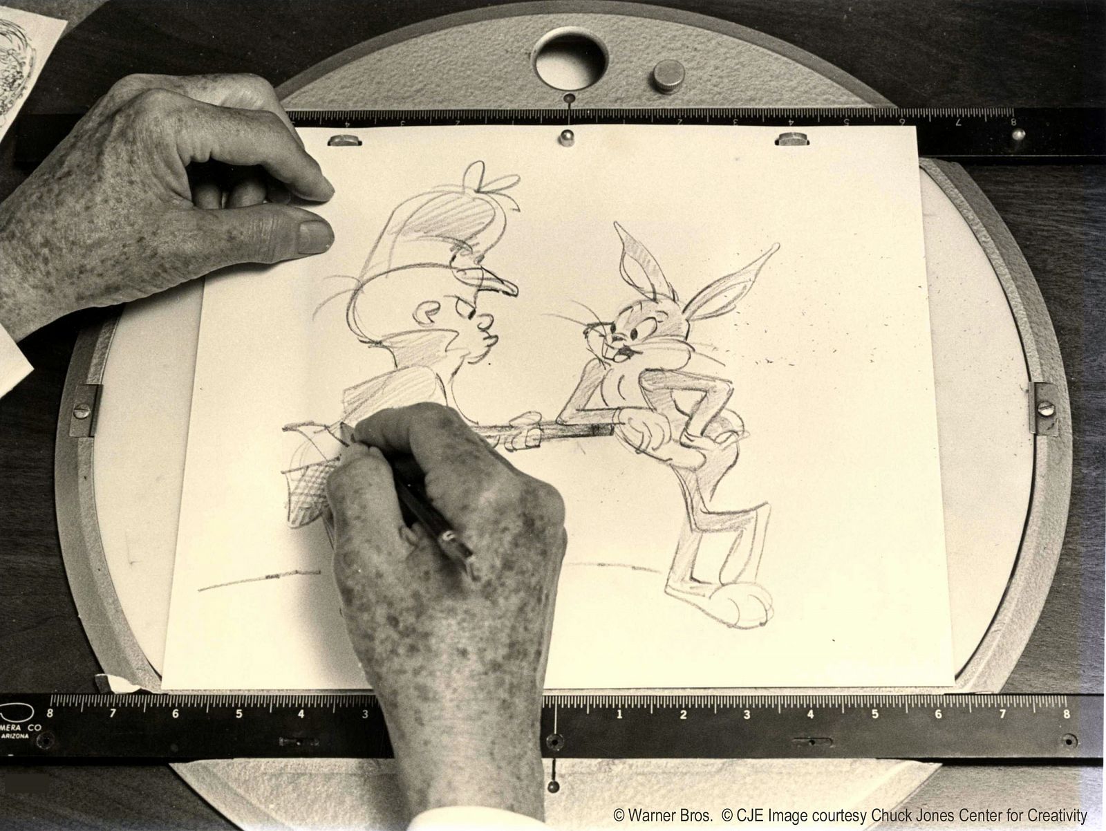 Chuck Jones dibujando a Elmer Gruñón y Bugs Bunny