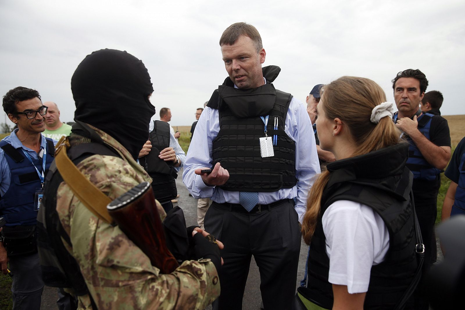 Los observadores de la OSCE conversan con los rebeldes prorrusos en el lugar del siniestro del avión malasio.