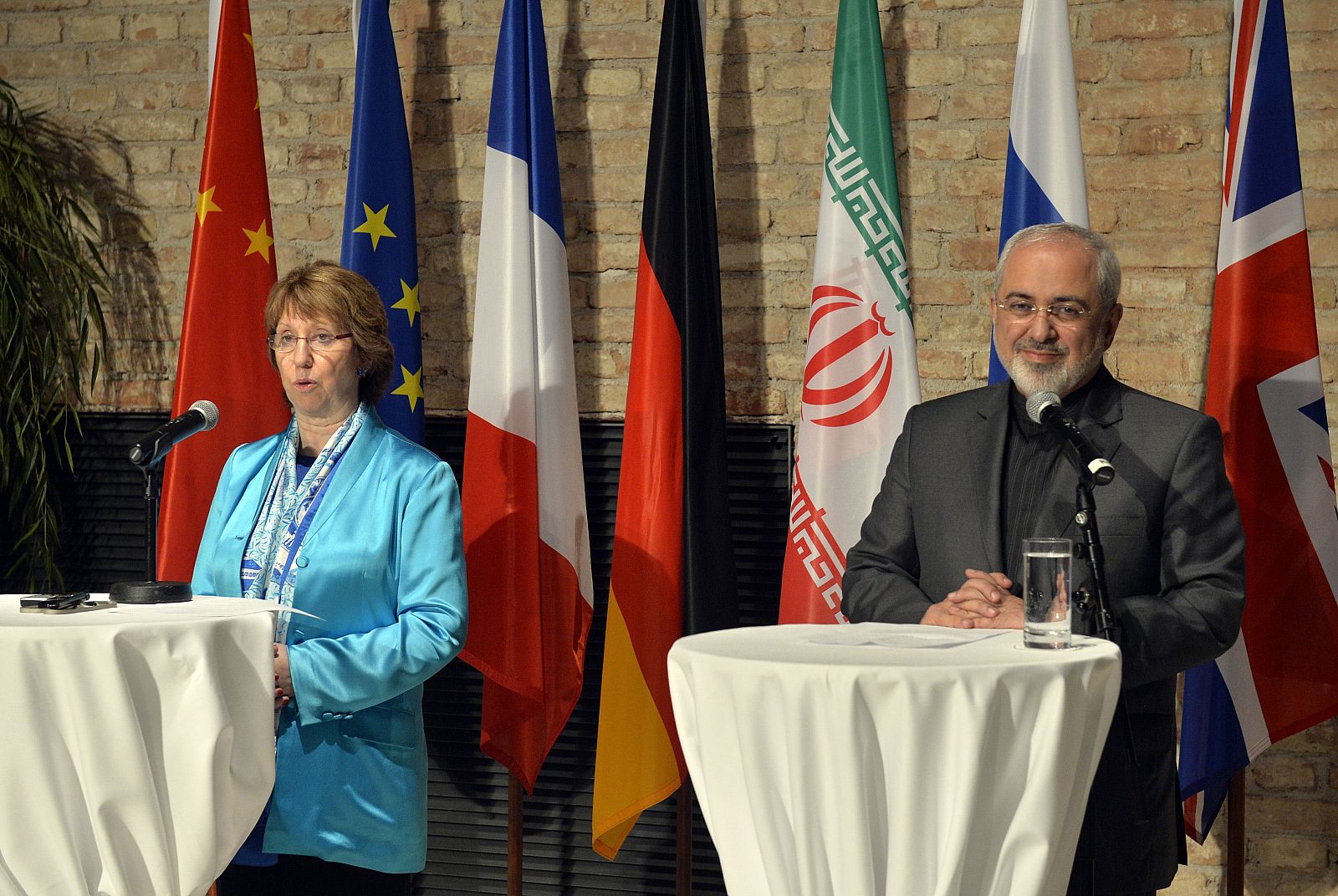 Catherine Ashton, Alta Representante de la Unión para Asuntos Exteriores y Política de Seguridad, y el ministro de exteriores iraní, Javad Zarif, comparecen ante los medios tras la reunión en Viena