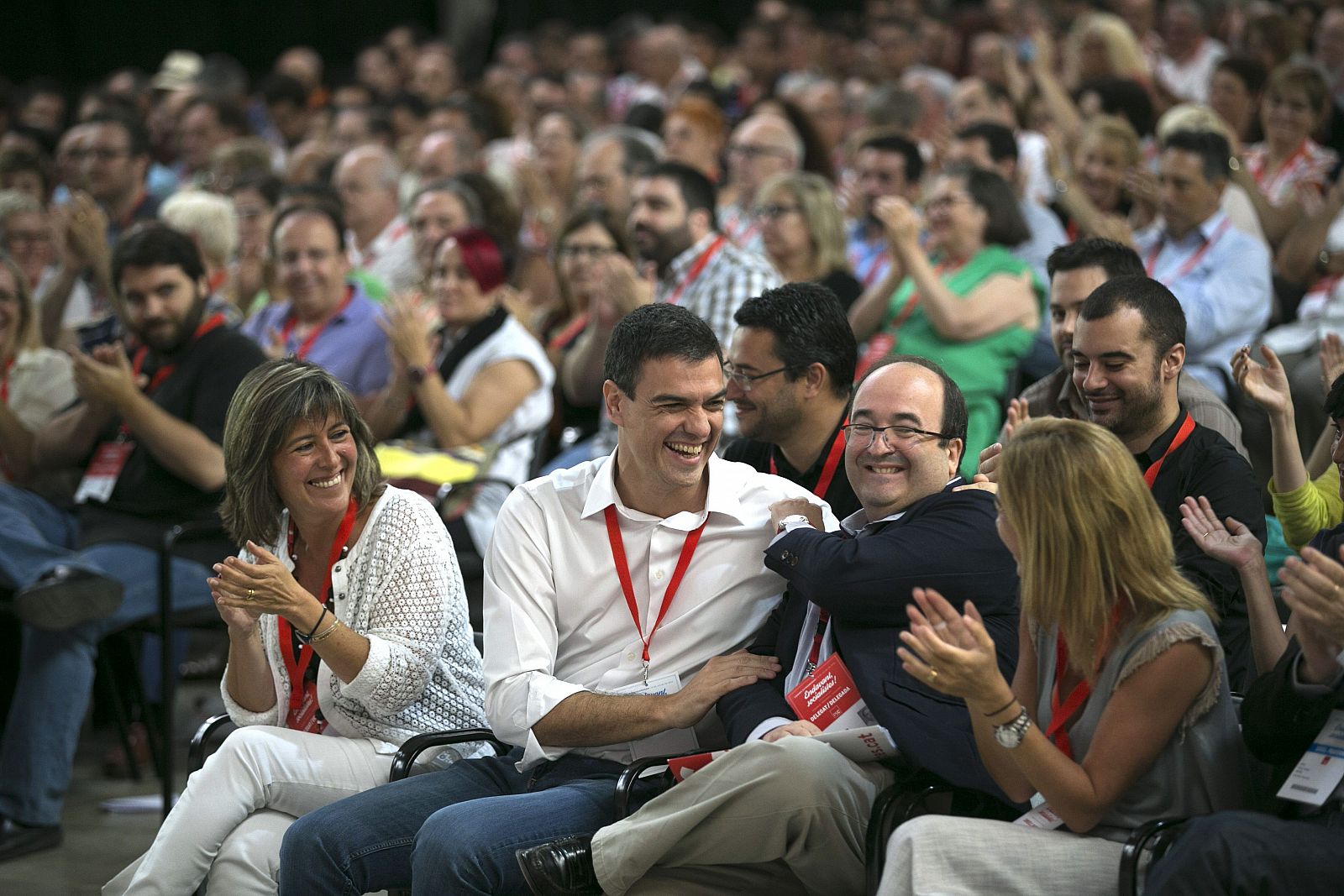El secretario general del PSOE, Pedro Sánchez (c), bromea con Miquel Iceta (2ºd)
