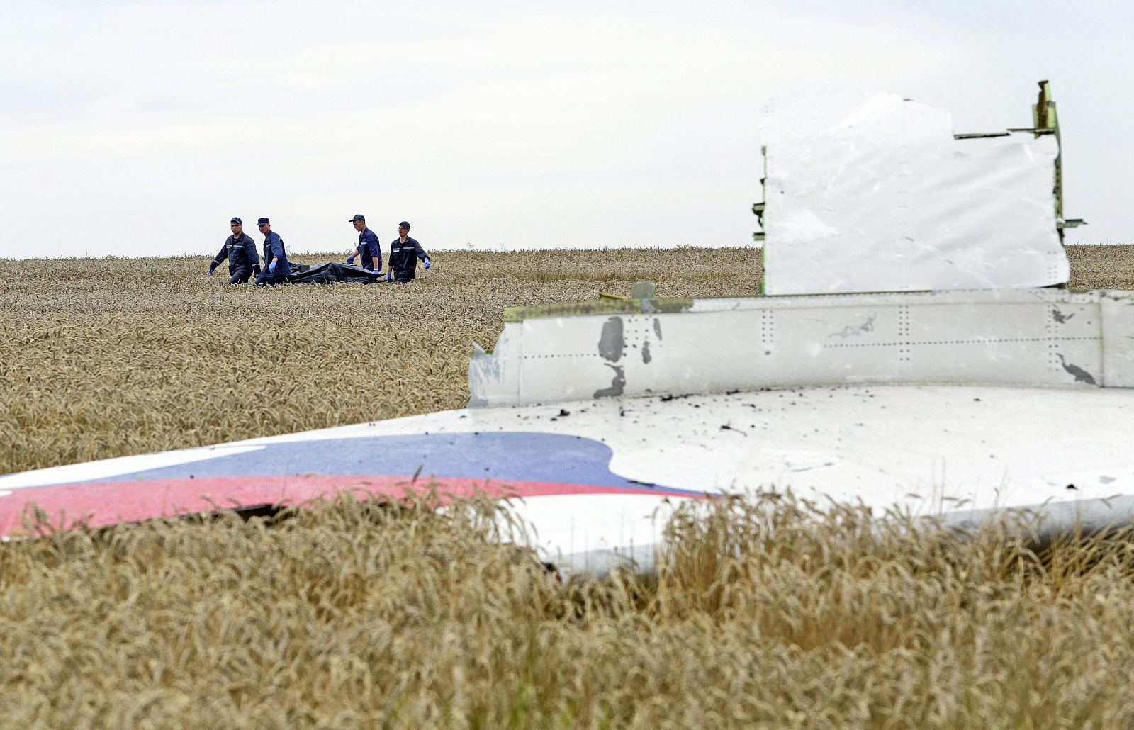 Los equipos de rescate trasladan a las víctimas del avión en el este de Ucrania