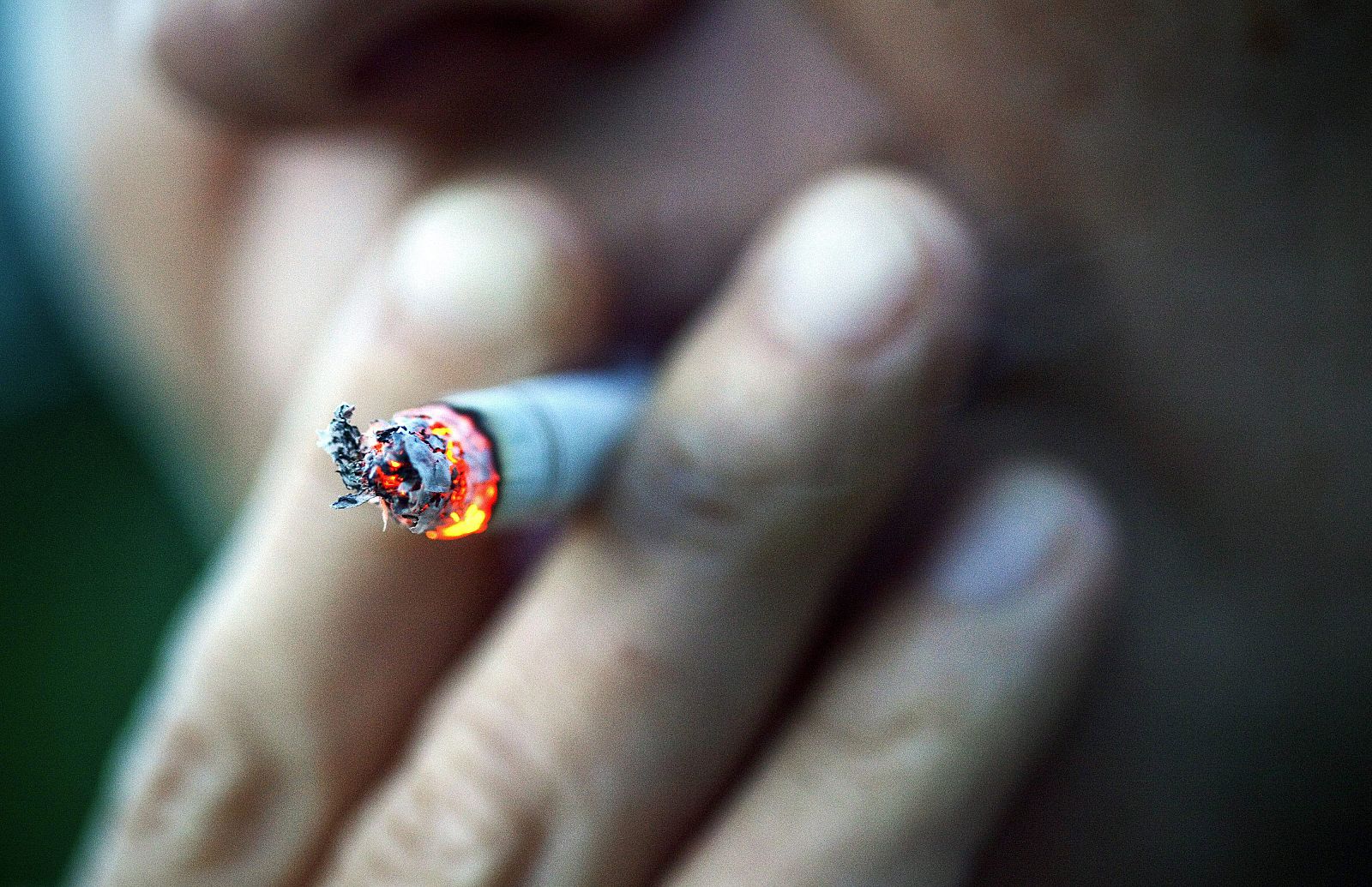 Imagen de archivo de una mujer fumando un cigarrillo