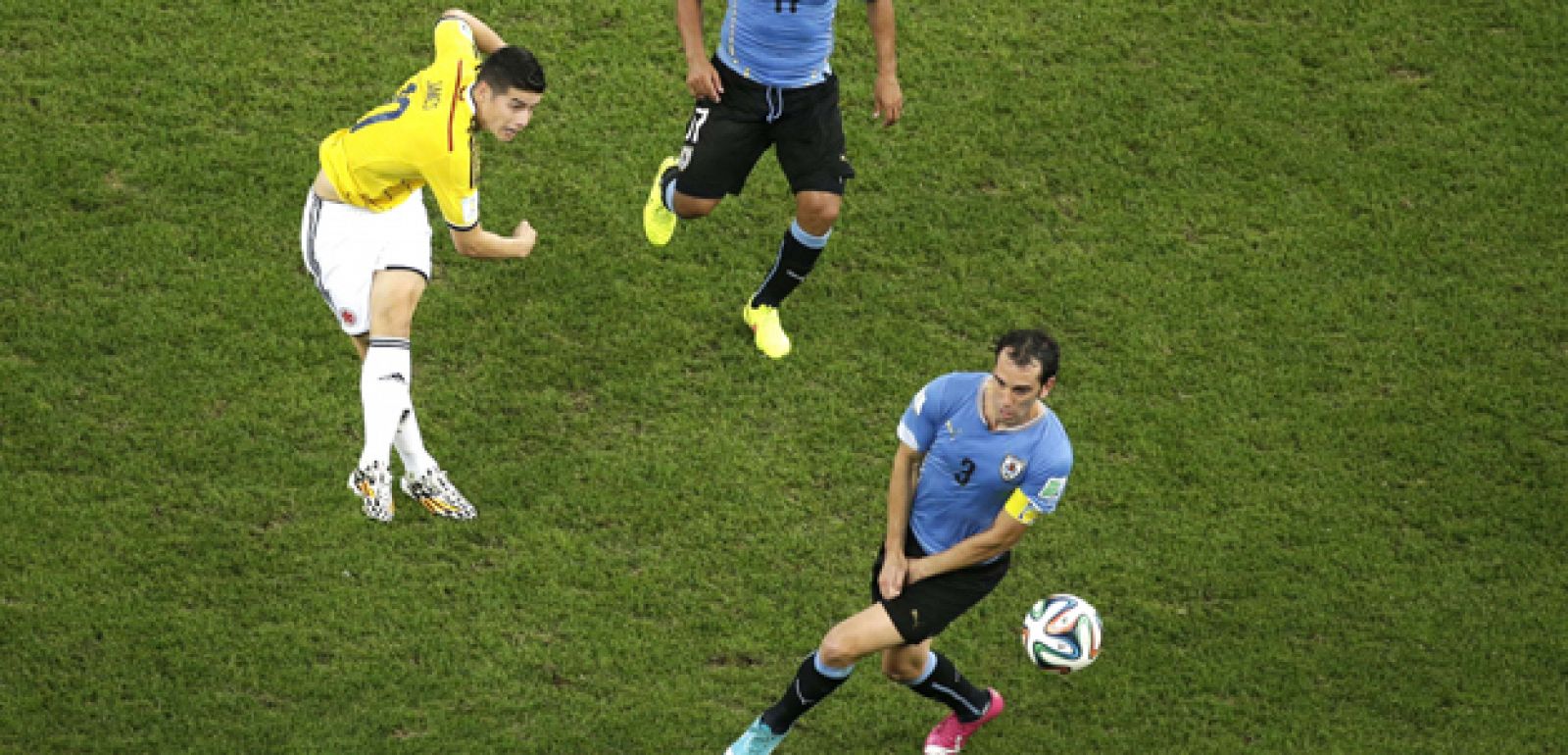 James Rodríguez anotando el mejor gol del Mundial frente a Uruguay.