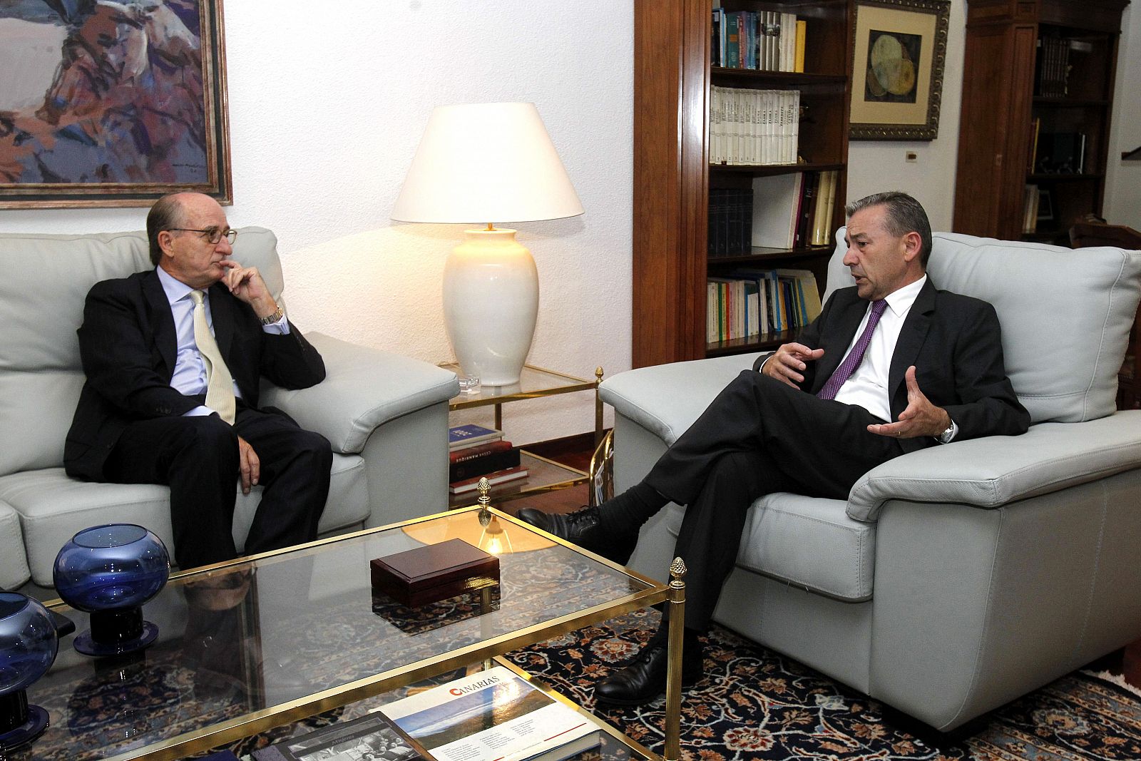 El presidente del Gobierno de Canarias, Paulino Rivero y el presidente de Repsol, Antonio Brufau, durante la reunión que han mantenido en la Casa de Canarias en Madrid