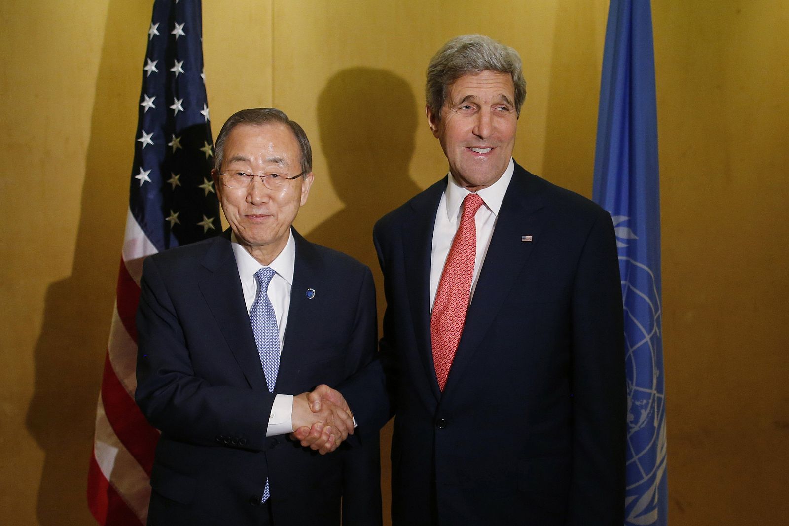 El secretario de Estado de EE.UU., John Kerry, saluda al secretario general de la ONU, Ban Ki-Moon
