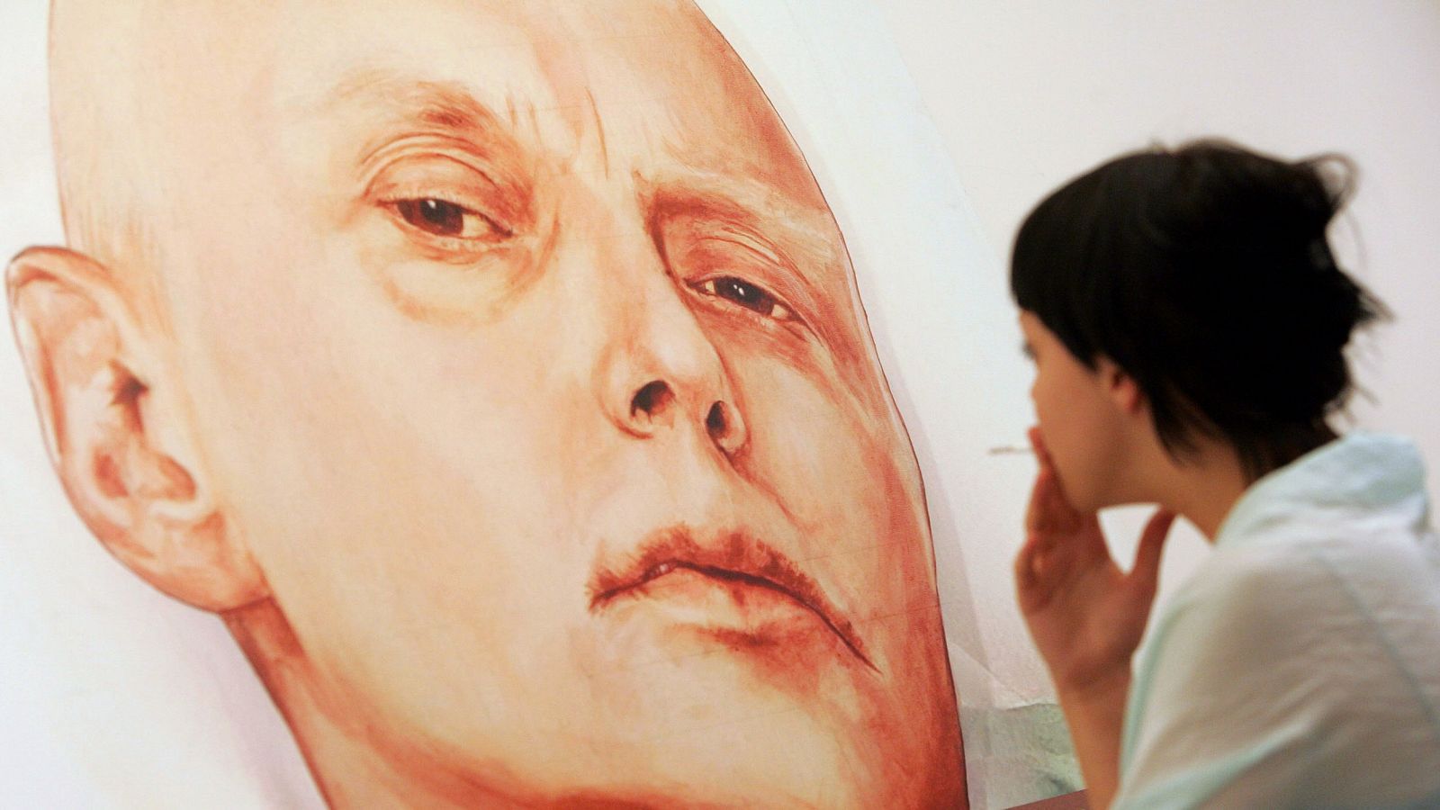 Imagen de archivo tomada en 2007 que muestra a un visitante mira una pintura del espía ruso Alexander Litvinenko en la galería Marat Guelman gallery de Moscú.