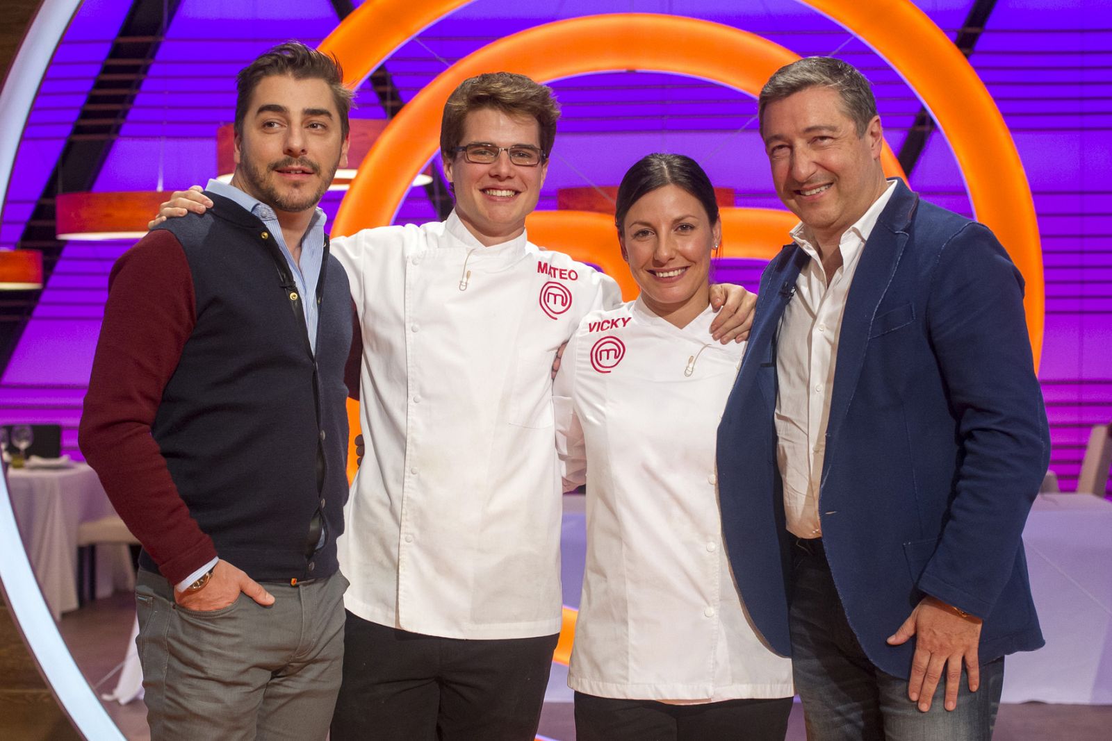 Los finalistas de 'MasterChef 2' con los hermanos Roca