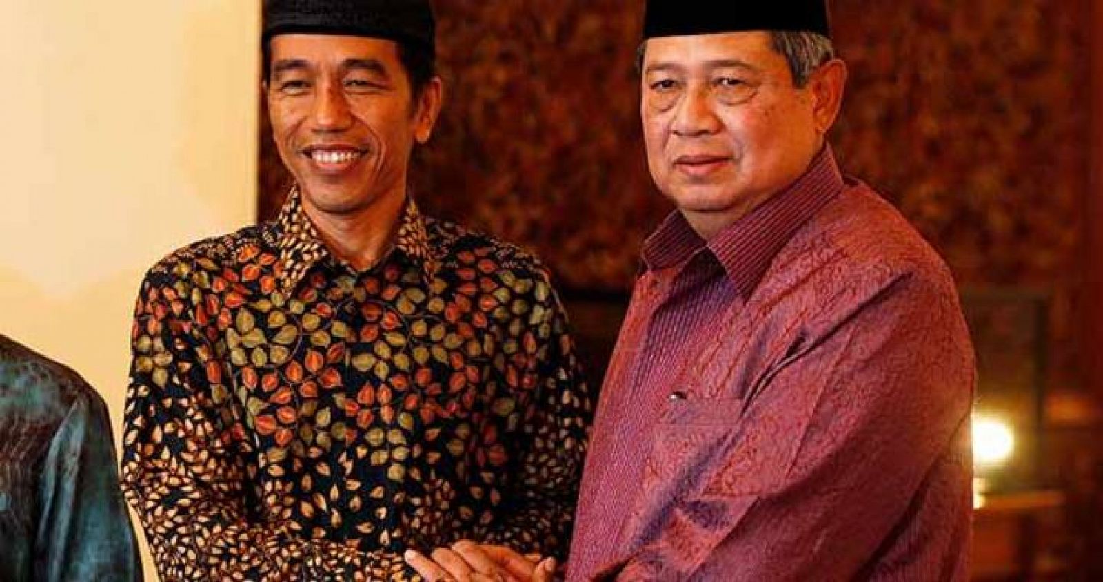 El vencedor de las elecciones Joko Widodo (a la izquierda) da la mano al presidente saliente de Indonesia, Susilo Bambang (a la derecha)