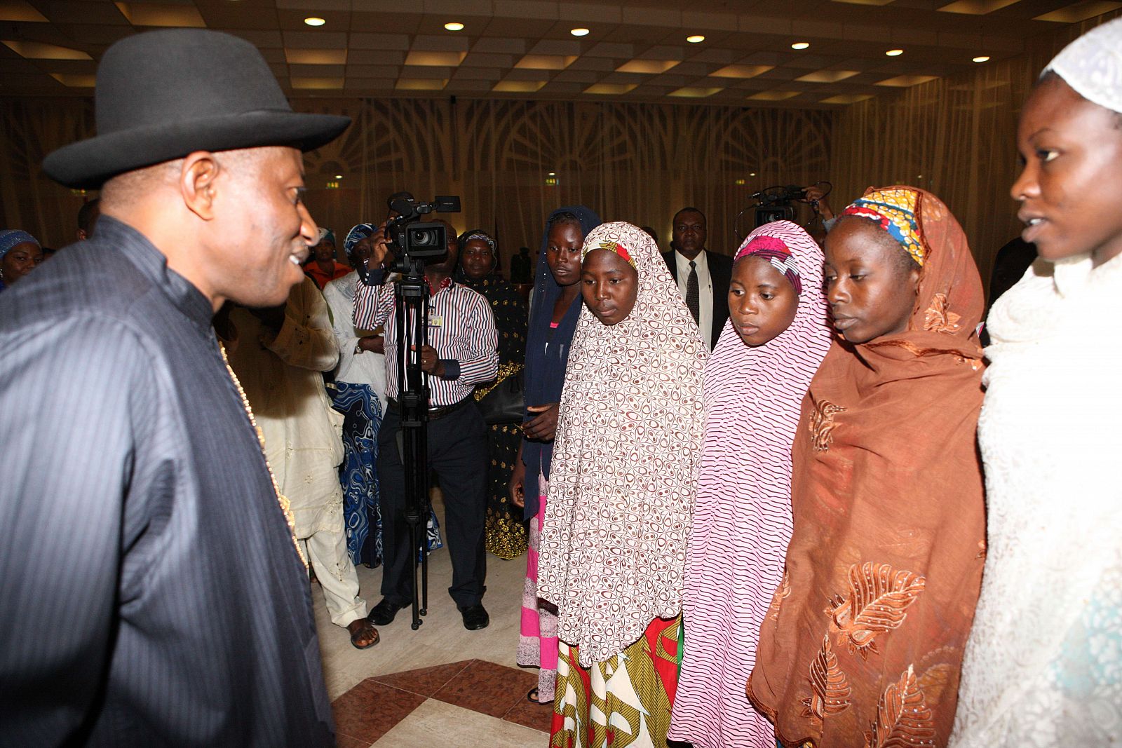 El presidente de Nigeria, Goodluck Jonathan, habla con alguna de las jóvenes que escaparon de Boko Haram