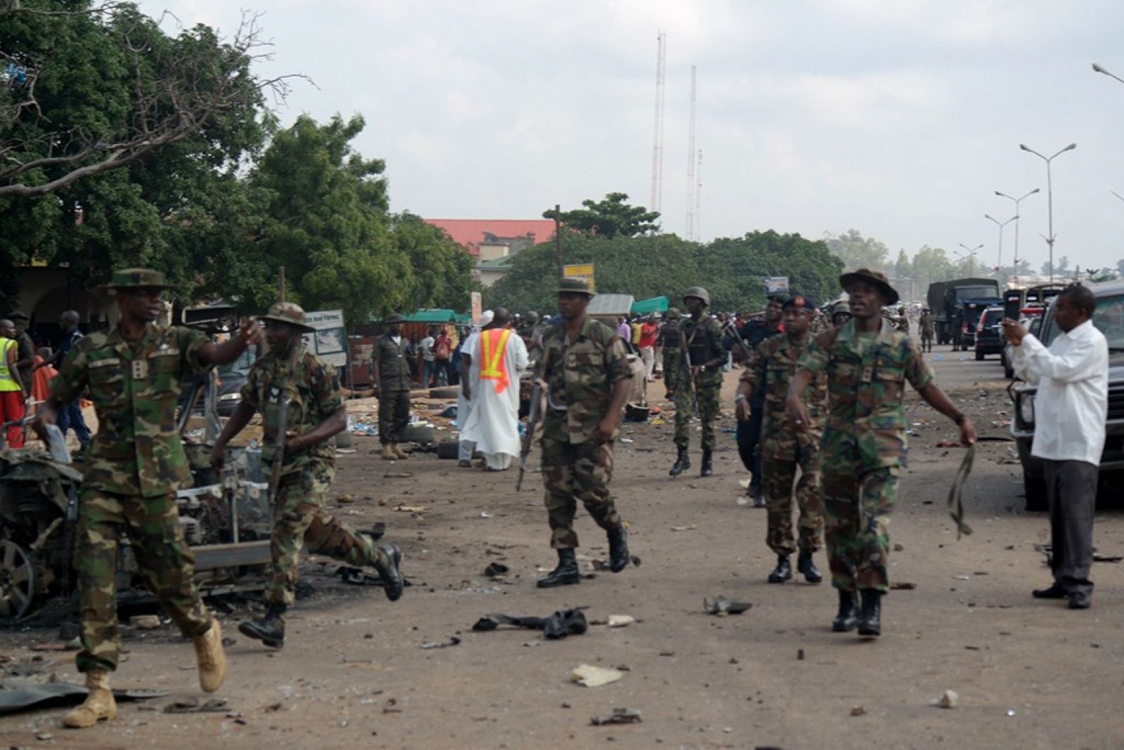 Soldados recorren la escena de una de las explosiones producidas este miércoles en Nigeria.