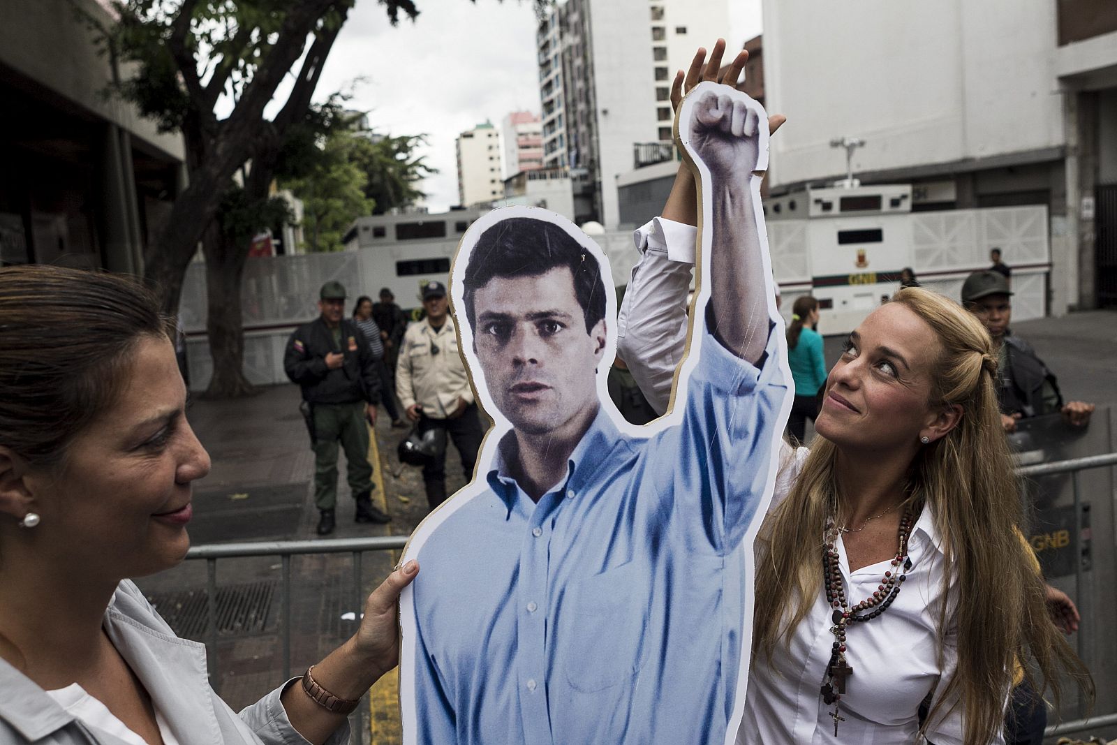 Lilian Tintori, esposa del líder opositor Leopoldo López saluda a un grupo de personas que se manifiesta previo al inicio del juicio del líder opositor venezolano.