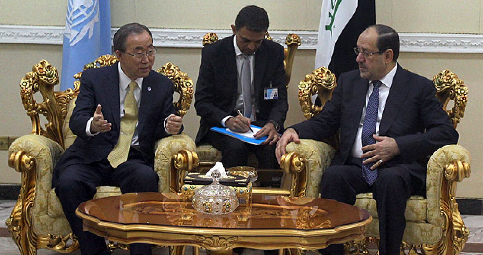 Ban Ki-moon (i) conversa con el primer ministro iraquí, Nuri al-Maliki (d), durante su visita por sorpresa a Bagdad