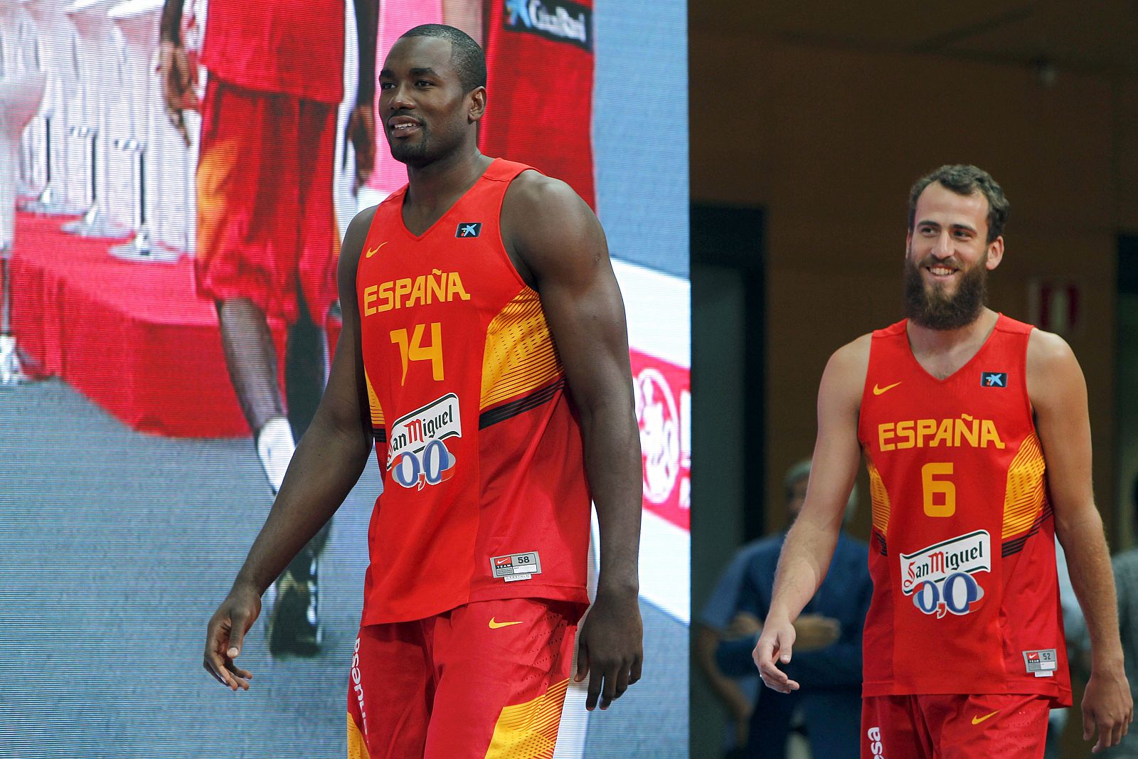 Los jugadores Serge Ibaka (i) y Sergio Rodríguez (d) suben al escenario durante el acto de presentación de la Selección Española de Baloncesto.