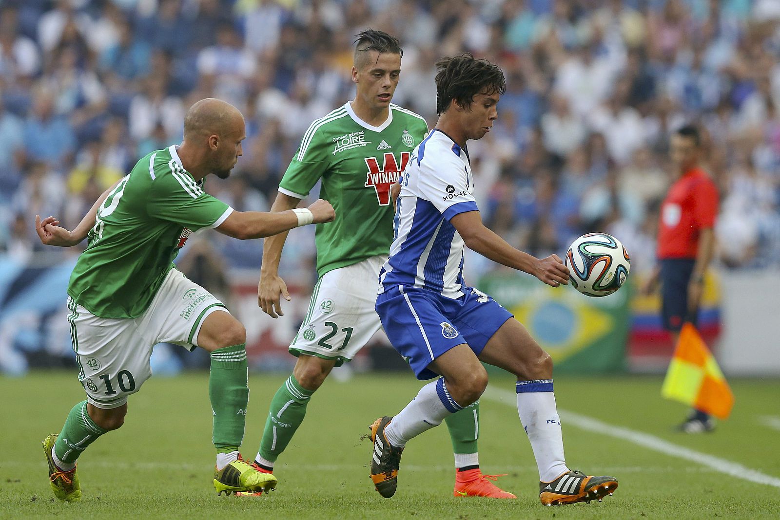 Óliver Torres controlando el balón en un partido amistoso disputado entre el Oporto y el Saint-Etienne.