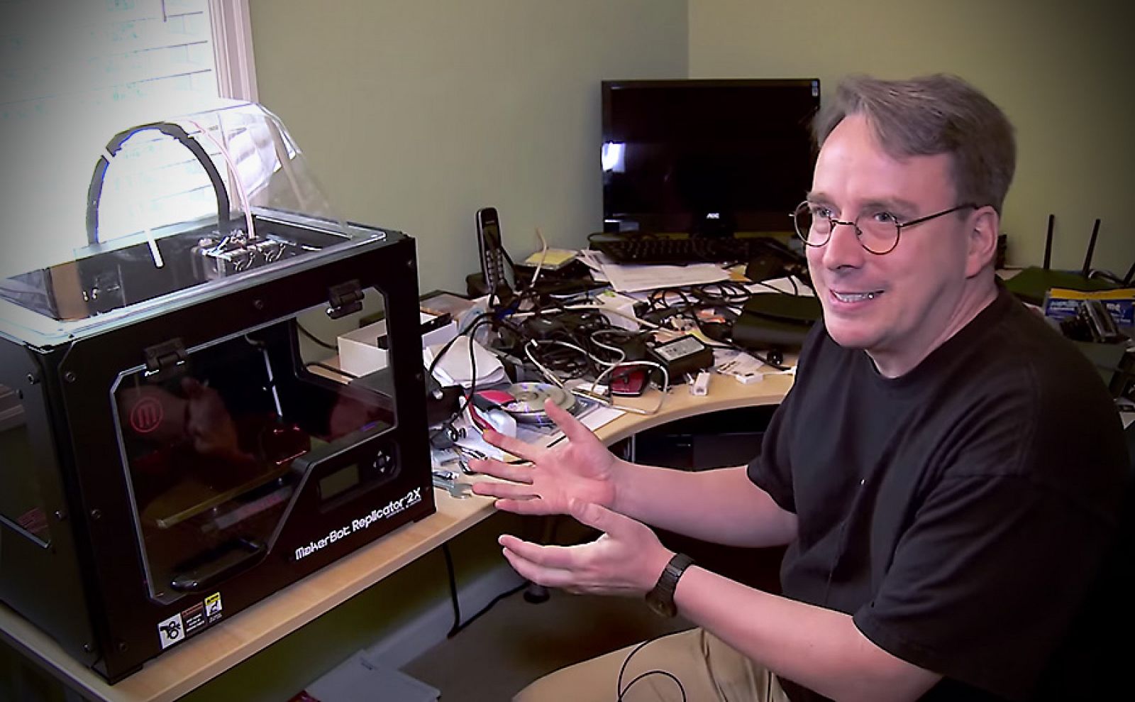 Linus Torvalds con su impresora 3D Replicator X2.