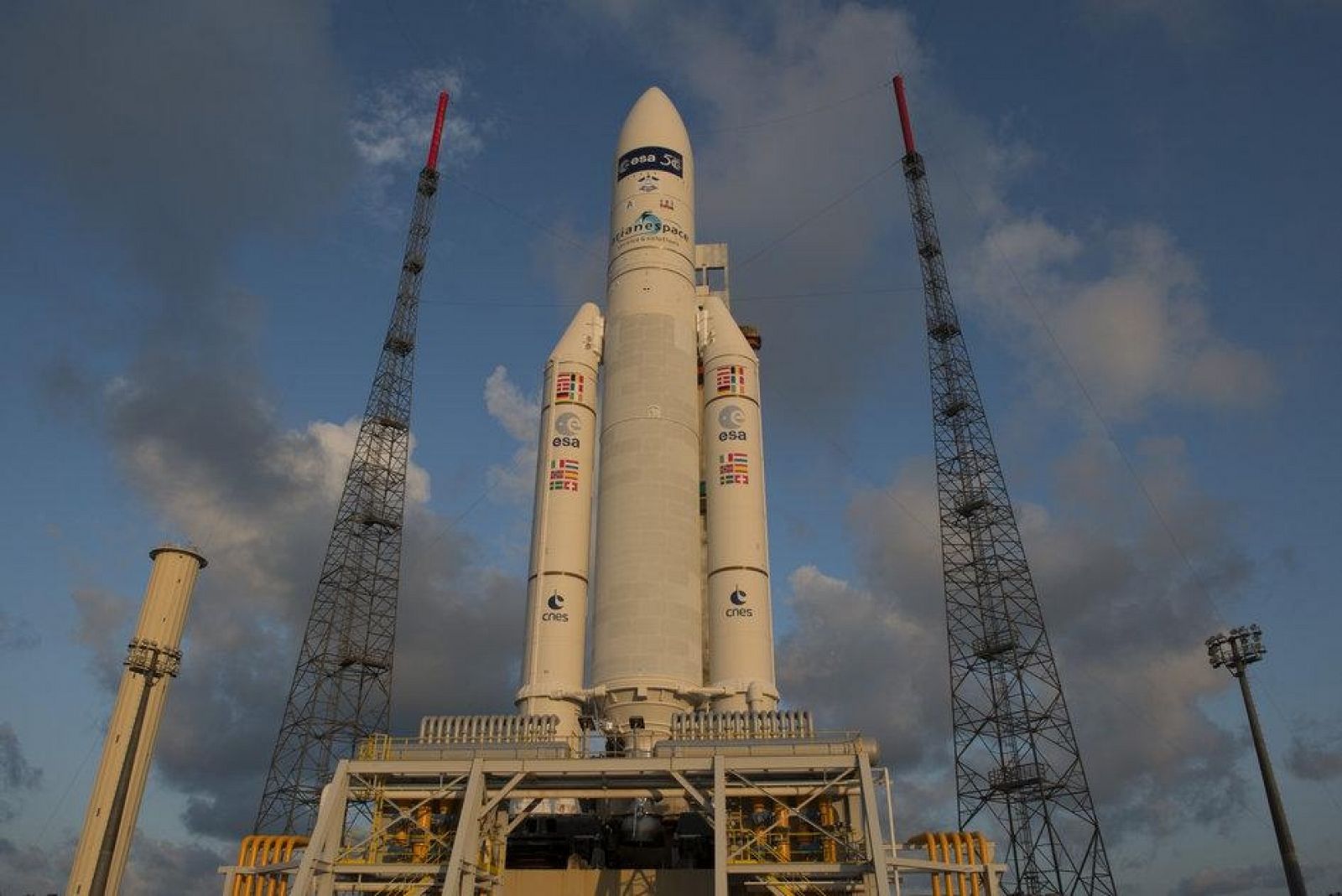 El Ariane 5ES que lanzará al Georges Lemaître en la plataforma de lanzamiento