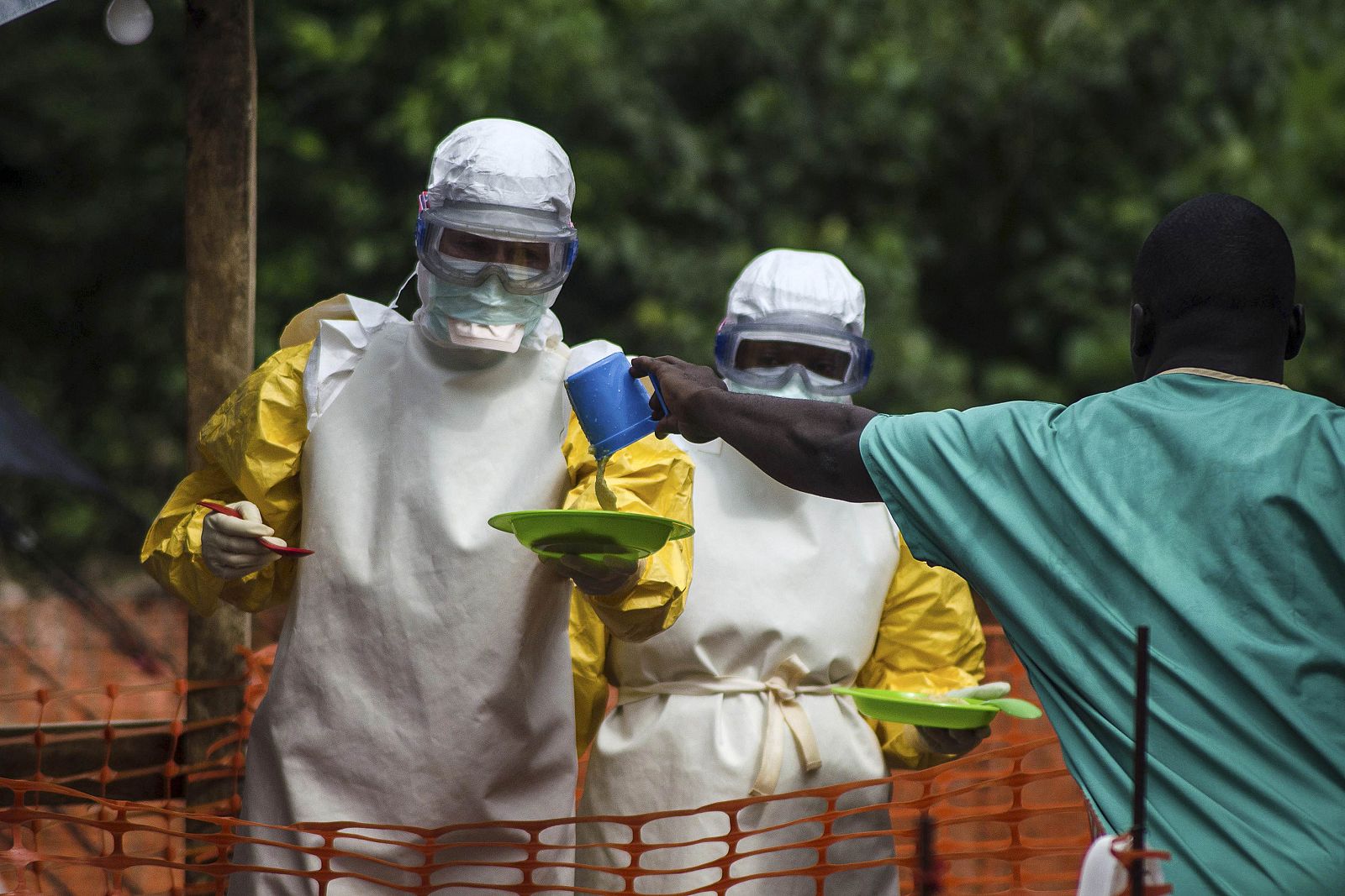 Personal médico trabajando con Médicos sin Fronteras en Sierra Leona el pasado 20 de julio.