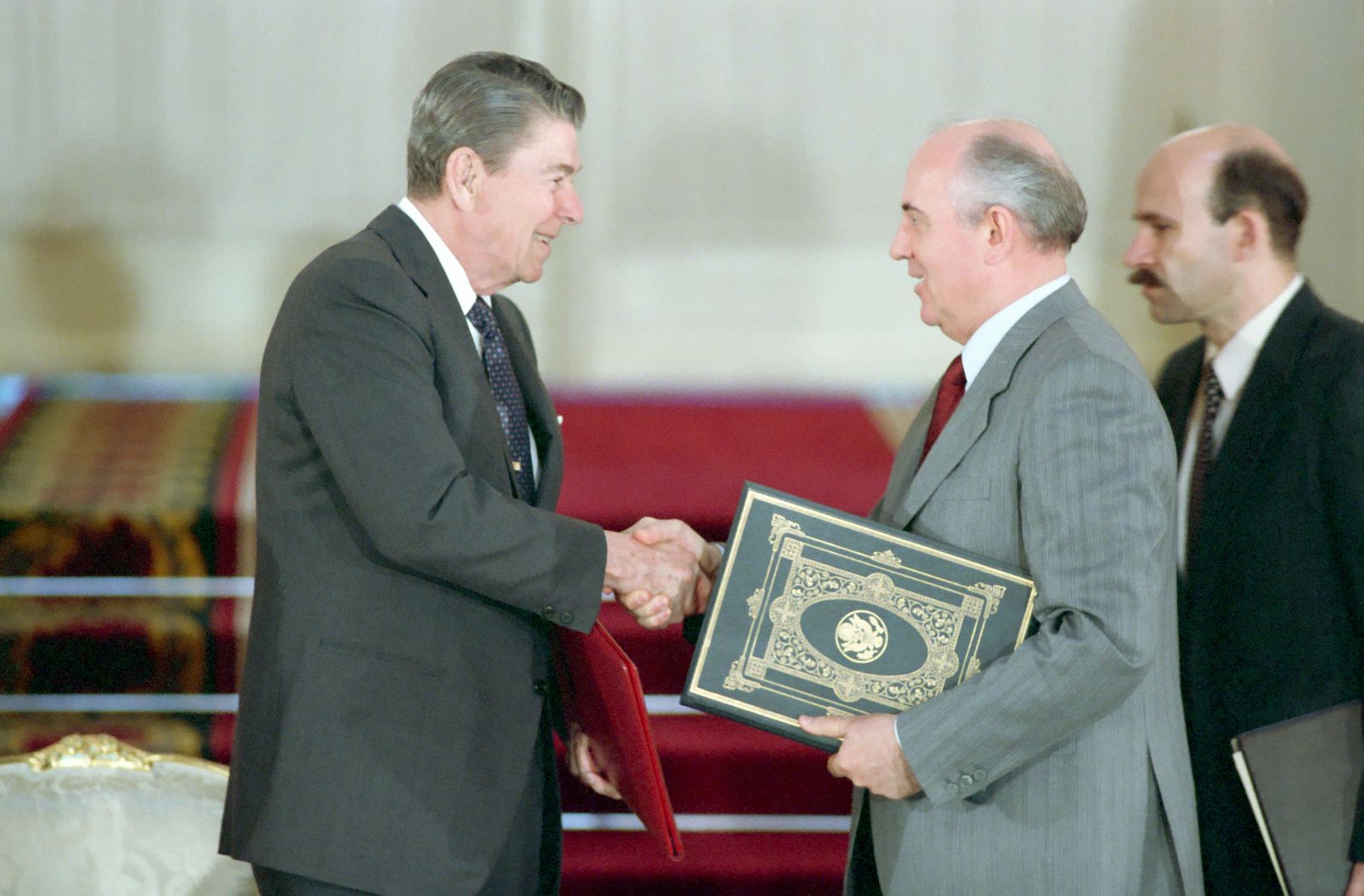 Ronald Reagan estrecha la mano de Mijaíl Gorbachov