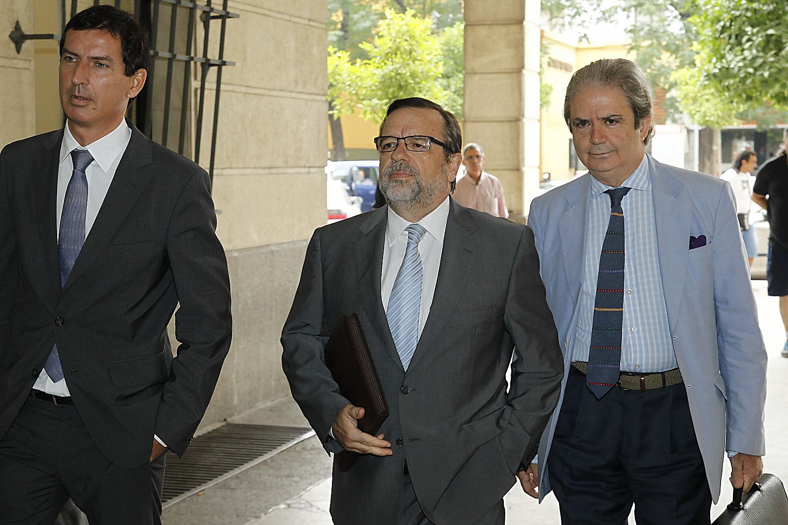 El exviceconsejero de Economía y Hacienda, José de Haro y Bailón (c), a su llegada a los juzgados