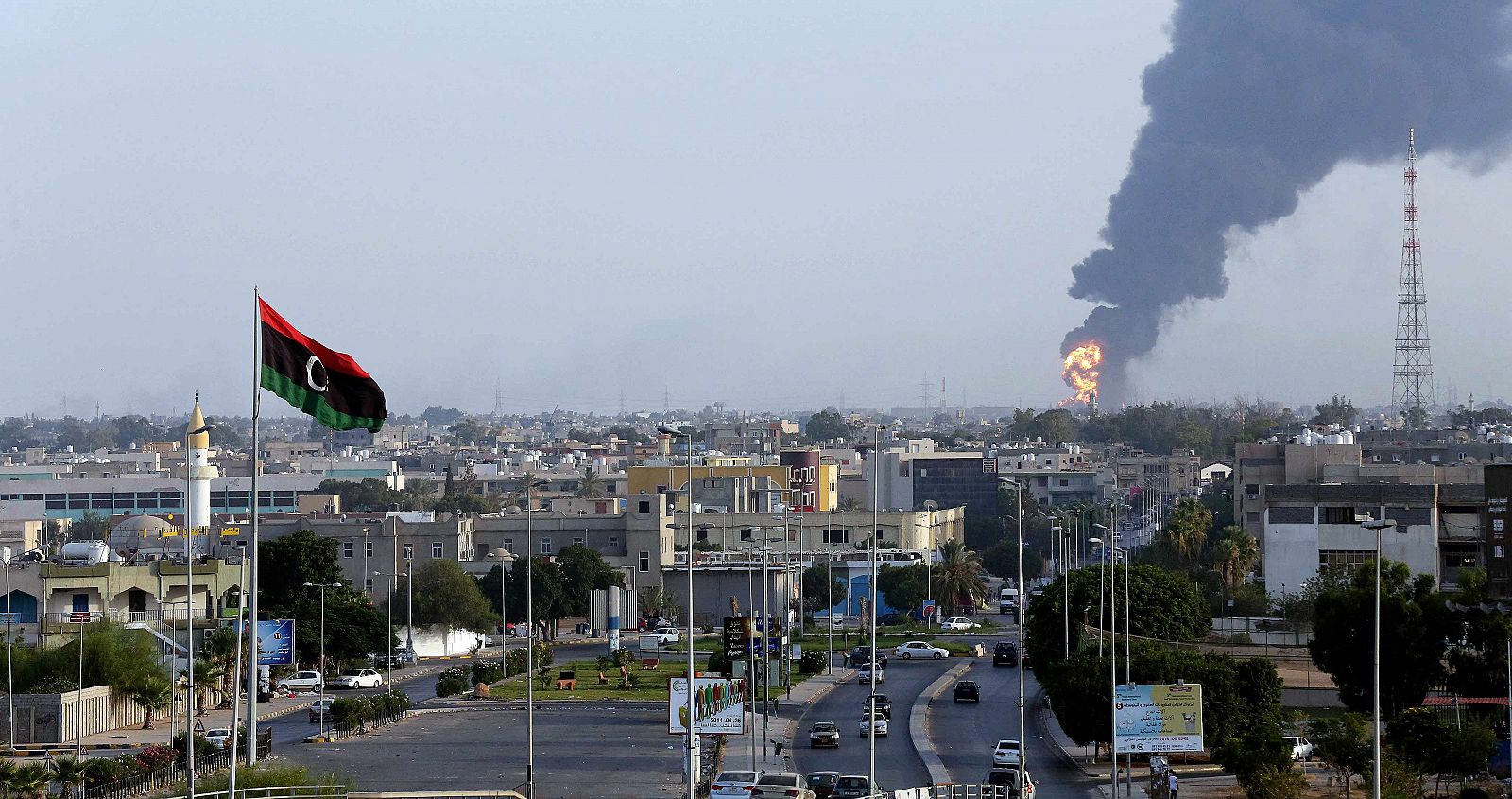 Columna de humo tras un ataque a un almacén de combustible en Trípoli (Libia)