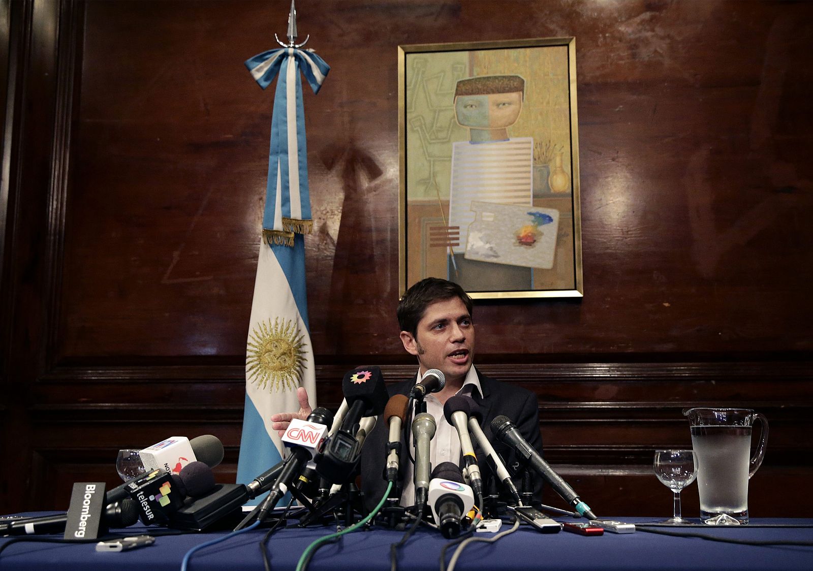 El ministro de Economía argentino, Axel Kicillof, habla durante una rueda de prensa en la sede del Consulado de Argentina, tras una reunión de mediación.