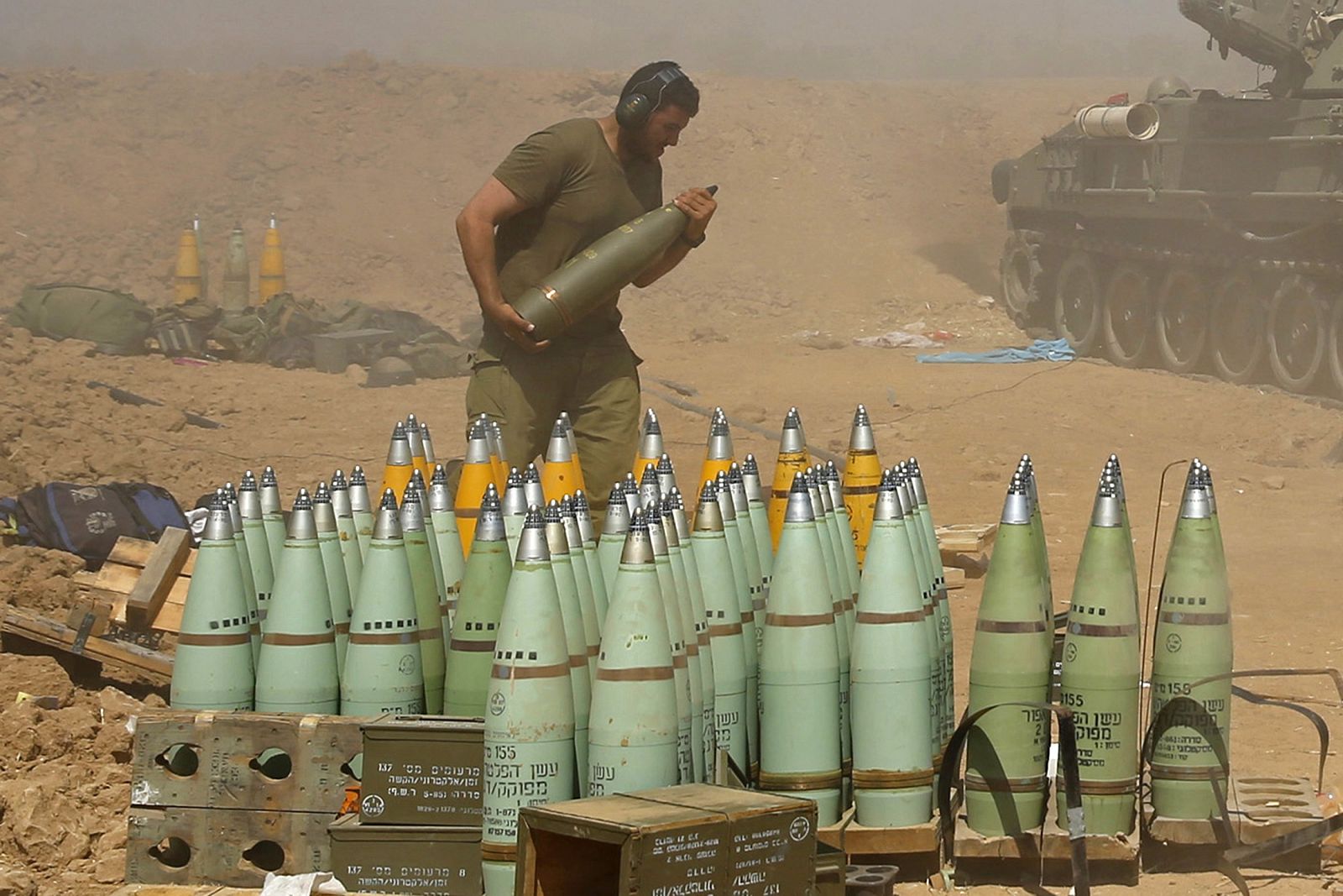 Un soldado israelí traslada un misil utilzado en los disparos sobre la franja de Gaza.