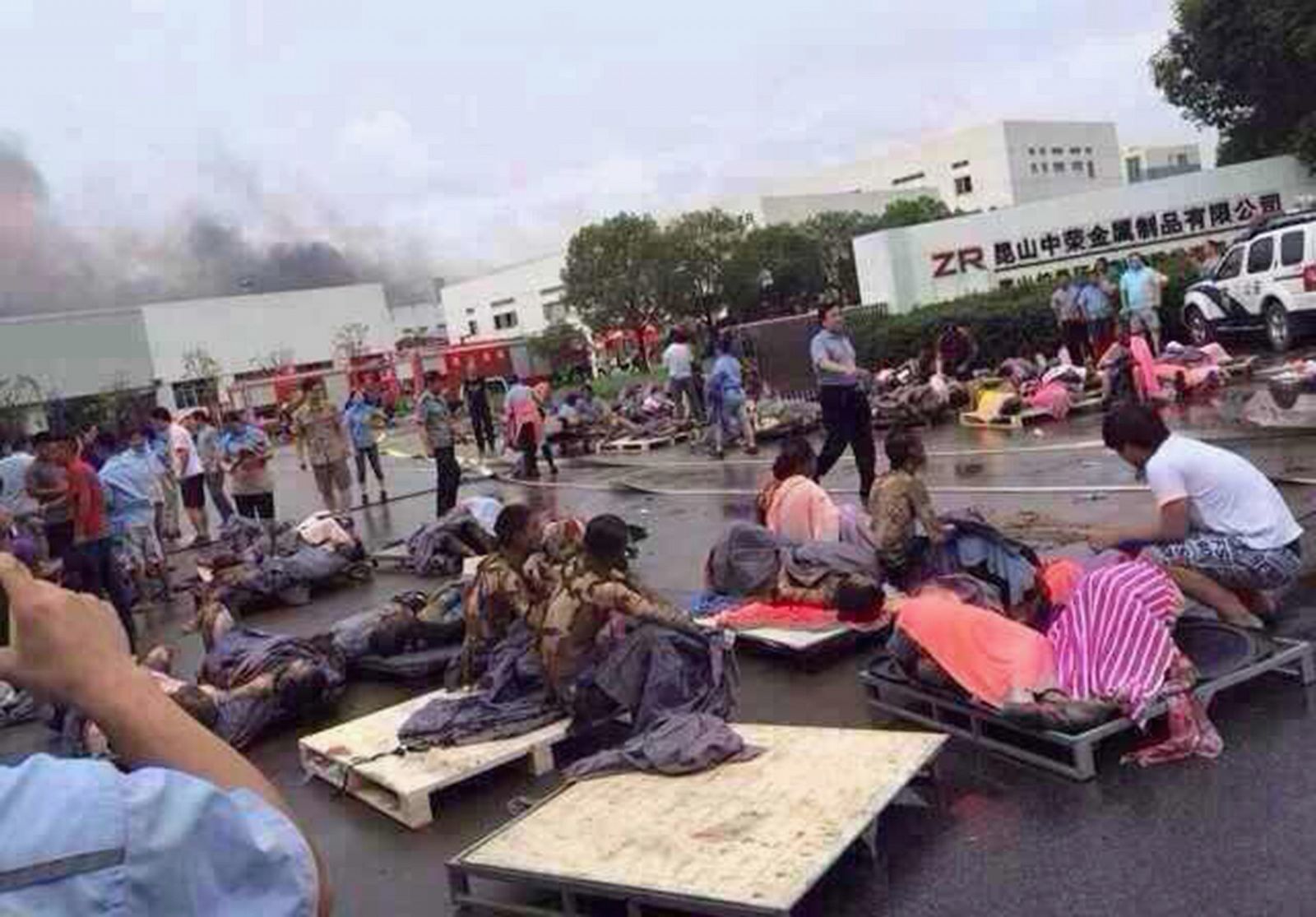 Imágenes del rescate de víctimas de una explosión en una fábrica en China.