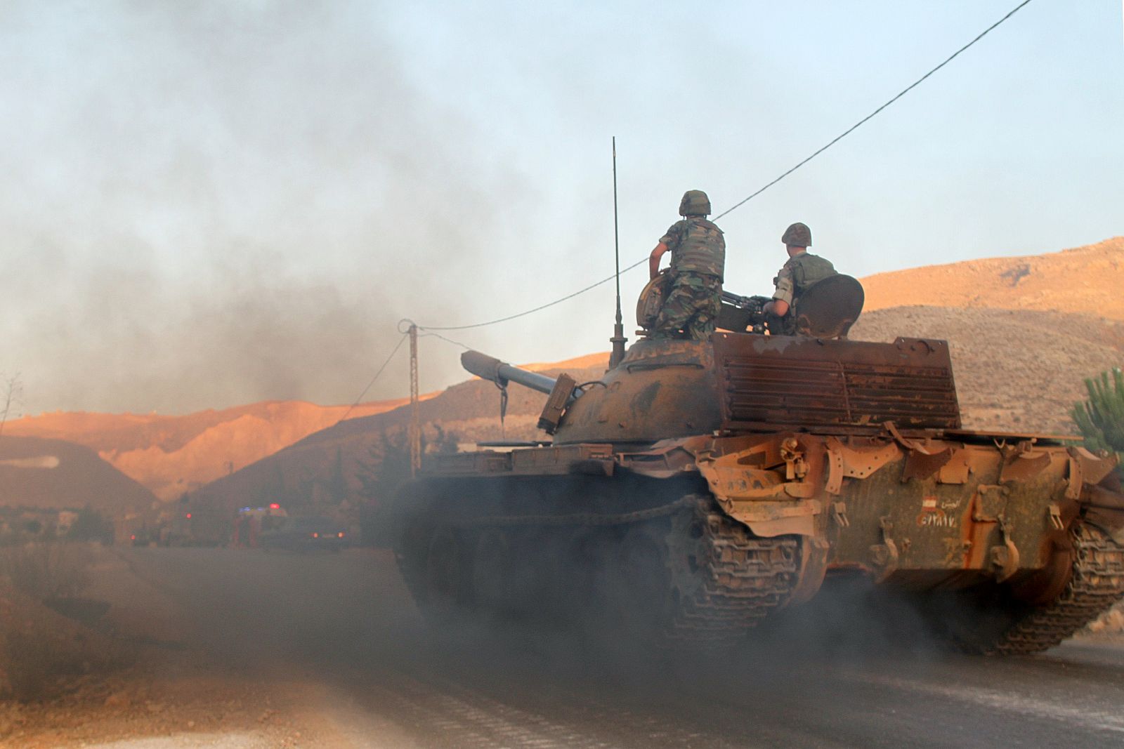 Un tanque del ejército libanés en la entrada de la ciudad de Arsal, cerca de la frontera con Siria.