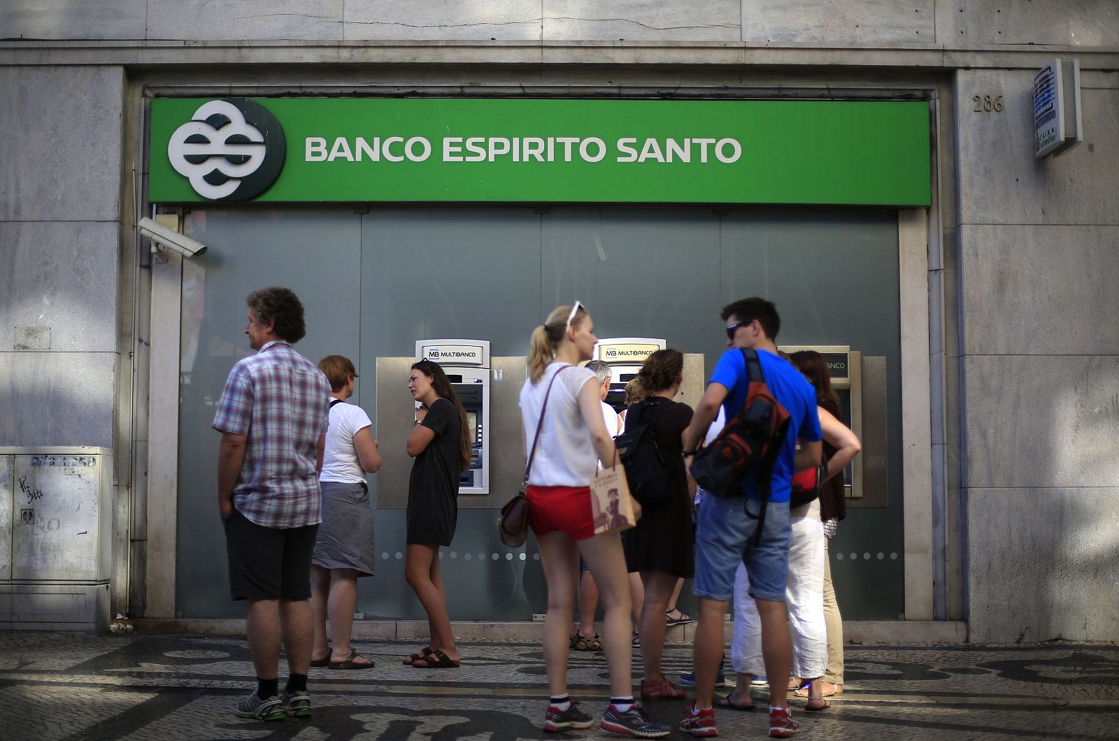 Personas esperando para sacar dinero de un cajero del Banco Espírito Santo en Lisboa