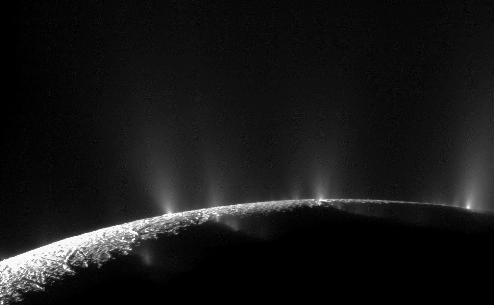 Imagen de Encélado, una de las lunas de Saturno, con los 'géiseres' de su polo sur.