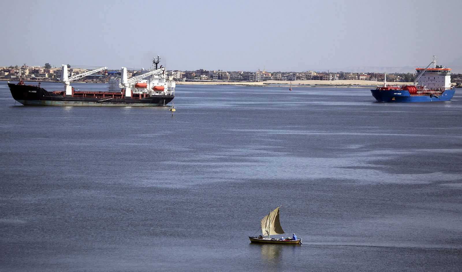 Imagen de archivo del Canal de Suez cerca de la ciudad de Ismailia