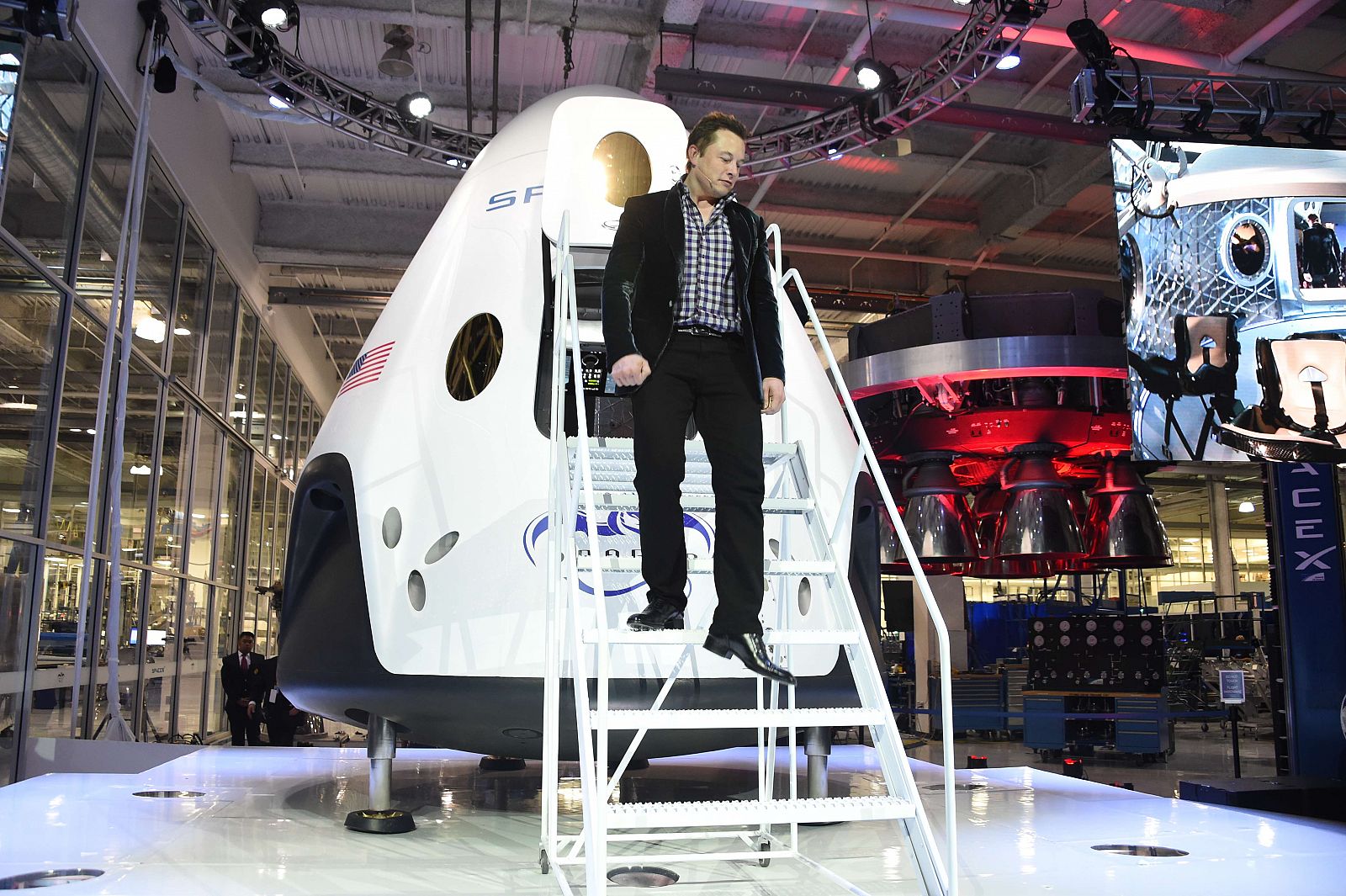 El fundador de SpaceX, Elon Musk, en la presentación de una nave espacial de siete plazas destinada al turismo espacial.