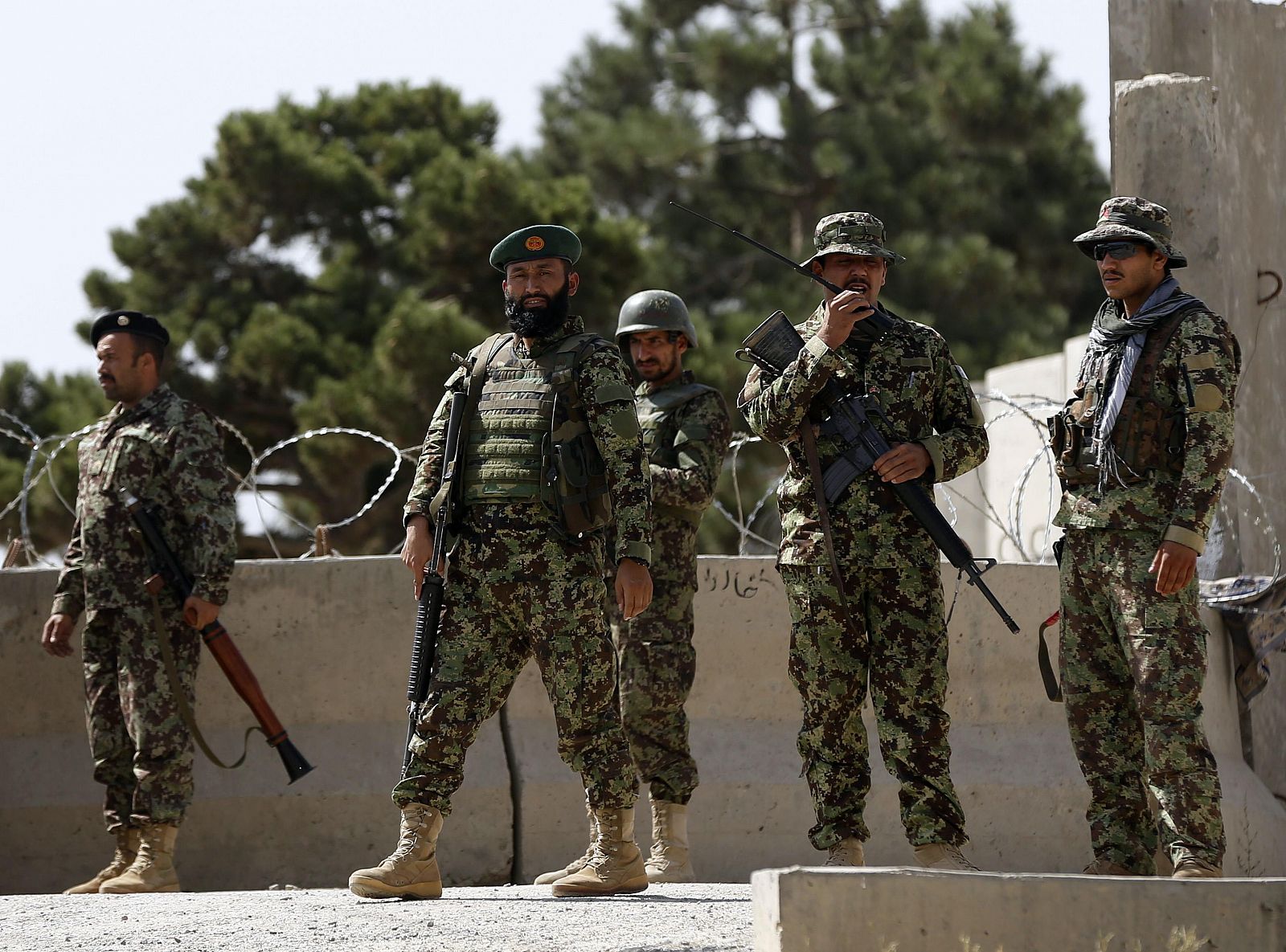 Soldados afganos vigilan la entrada a la base británica atacada en Kabul