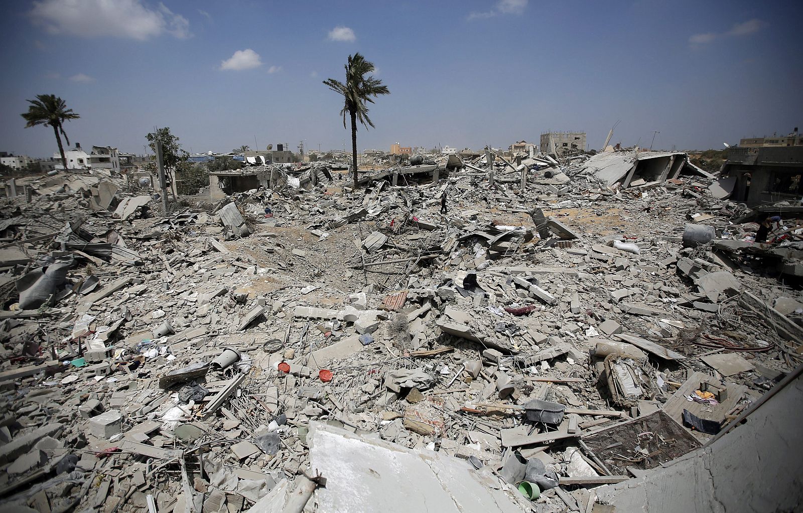 Vista general de las viviendas destruidas por ataques israelíes en Jan Yunis, al sur de la franja de Gaza