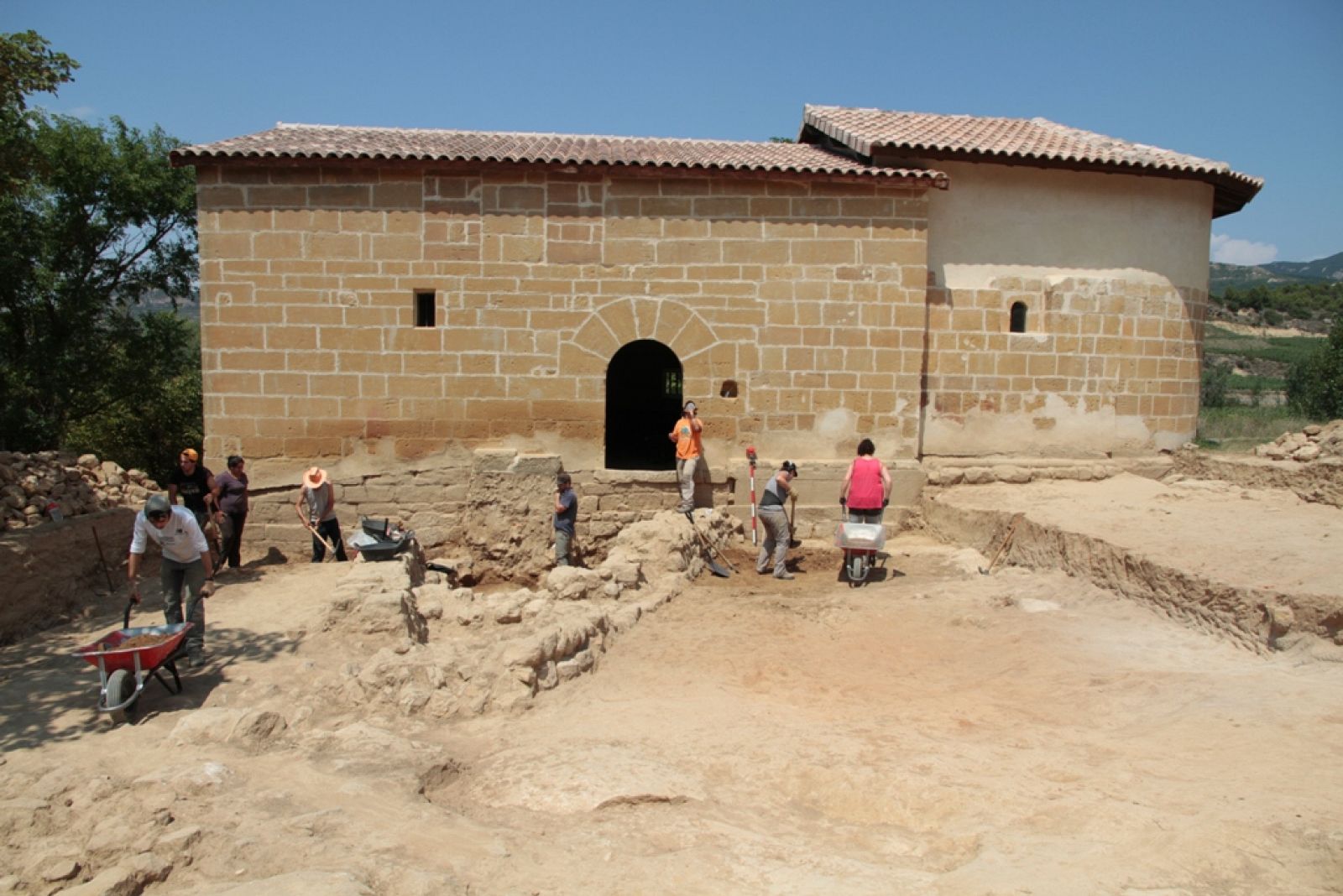 Estructuras domésticas y de producción junto a la ermita de Santa Lucía.