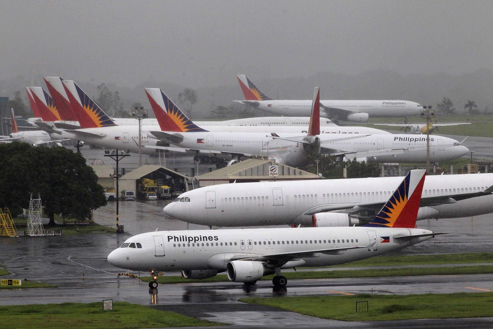 Aviones de Philippine Airlines en el Aeropuerto Internacional Ninoy Aquino en Manila