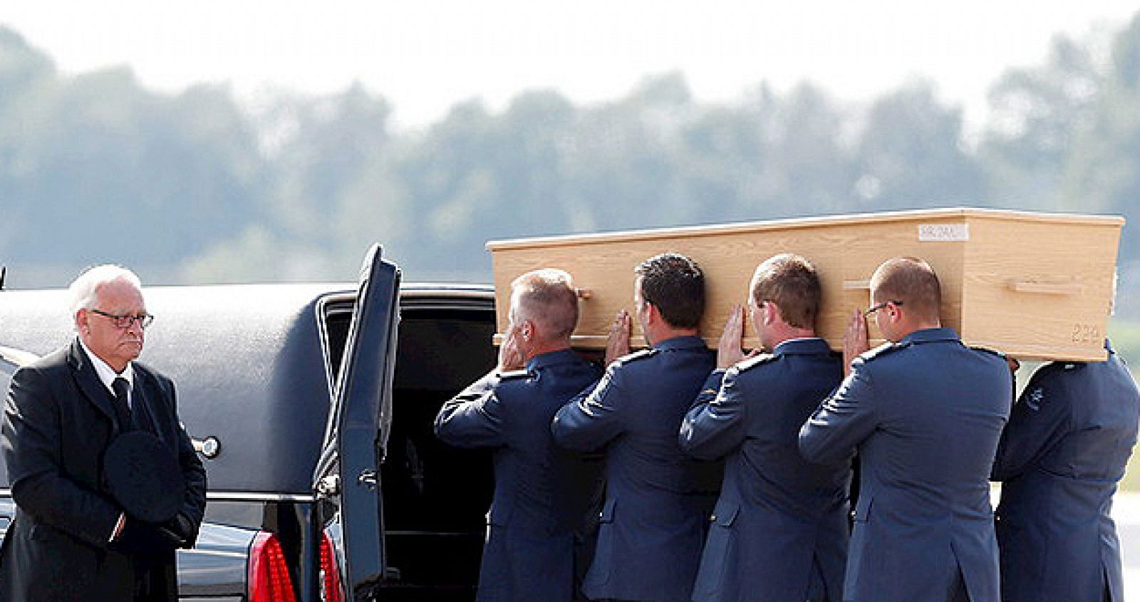 Oficiales holandeses transportan un ataúd con restos mortales de una de las víctimas del vuelo MH17